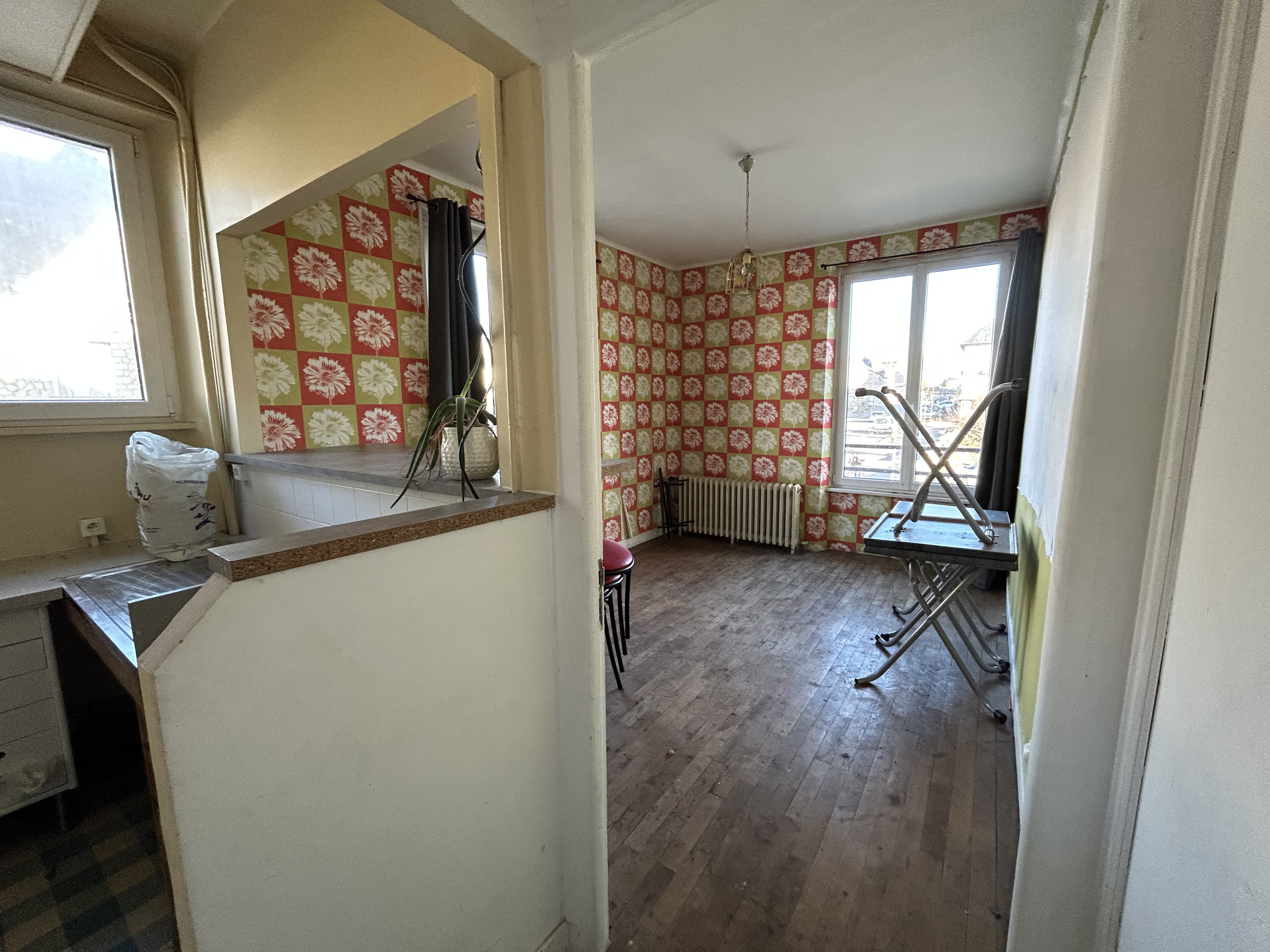 AFFAIRE IDÉALE POUR COUPLE – CENTRE BARENTON (50) À vendre : Murs & Fonds Bar, Tabac, Presse, PMU
Situé au cœur d’un bourg normand dynamique et tout commerce (écoles sur place). Clientèle fidèle et de passage à l'année.
•	Espace commercial : Rez-de-chaussée fonctionnel + cave de stockage de 100 m². Toiture et huisseries récentes.
•	Logement spacieux : Appartement de 80 m² (5 grandes pièces) + salle d’eau au 1er étage et + 80 m² à fort potentiel d'aménagement au 2nd.
•	Potentiel : Développement possible en restauration rapide et en accueil de passage (non exploités), voie verte à proximité.
le prix comprend le fond et les murs .
