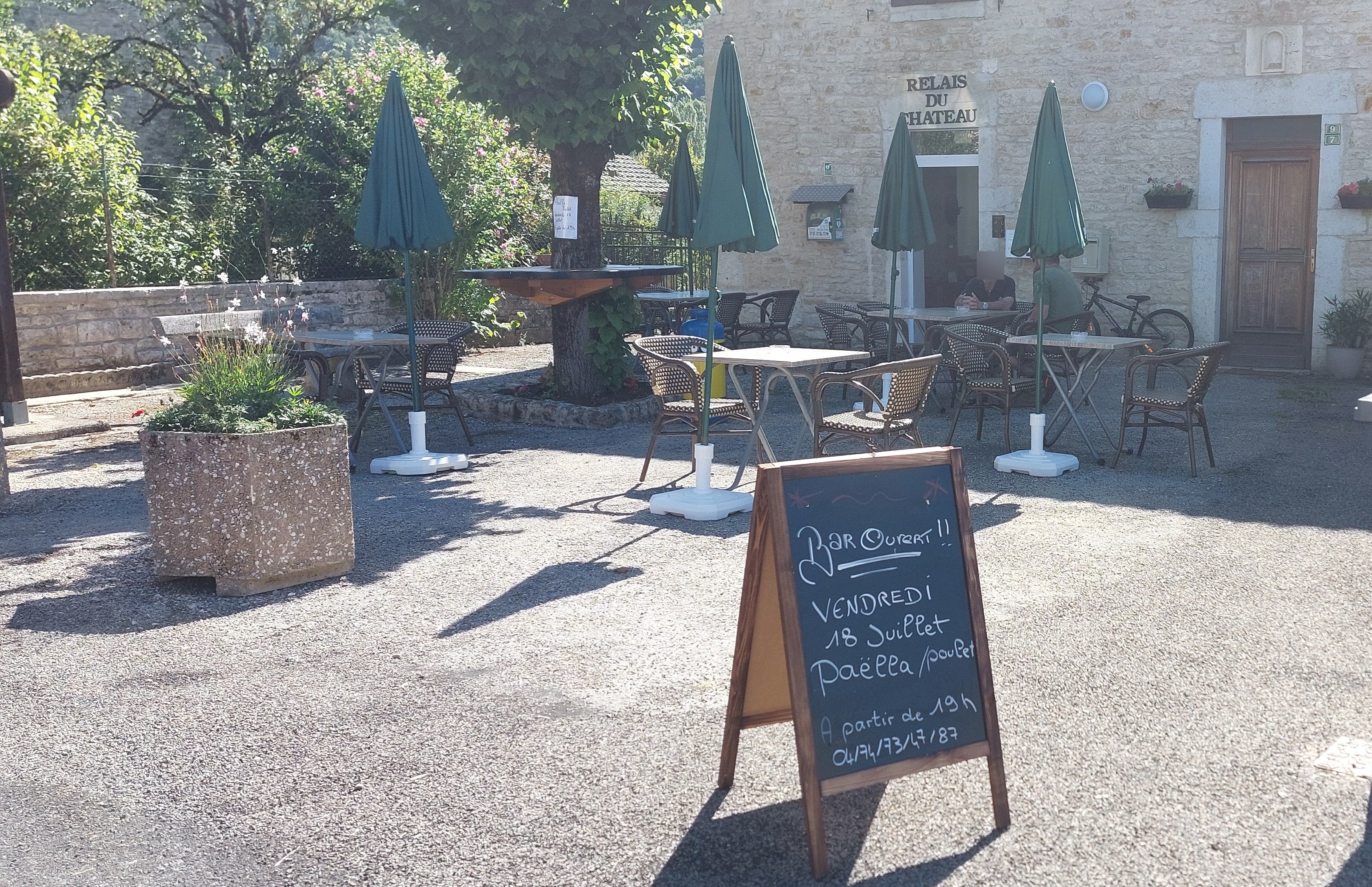 La commune de <strong>Cornod</strong>, petit village jurassien de 250 habitants, recherche un couple de gérants pour animer son bar-tabac-commerce de proximité.
Ouvert mi-juillet, Le Relais du Château est un établissement convivial (licence IV) dédié au bien-être du village et de ses environs. Il propose également des services de relais poste, relais colis ainsi qu’un point de départ pour un chemin de randonnée de 6,5 km autour du château.
Nous recherchons des personnes dynamiques, accueillantes et ayant une certaine expérience dans ce domaine, afin de faire vivre et développer ce lieu de rencontre au cœur du village.

-> Le local appartient à la commune.
Un logement de fonction est disponible à l’étage, comprenant une cuisine, une salle à manger et trois chambres.
La salle de bar est entièrement équipée, à la charge de la commune.

-> Tarif de location attractif, et commune ouverte à toute proposition de projet pour faire évoluer l’activité.

Pour tout renseignement ou candidature, contacter la mairie de Cornod (39240)