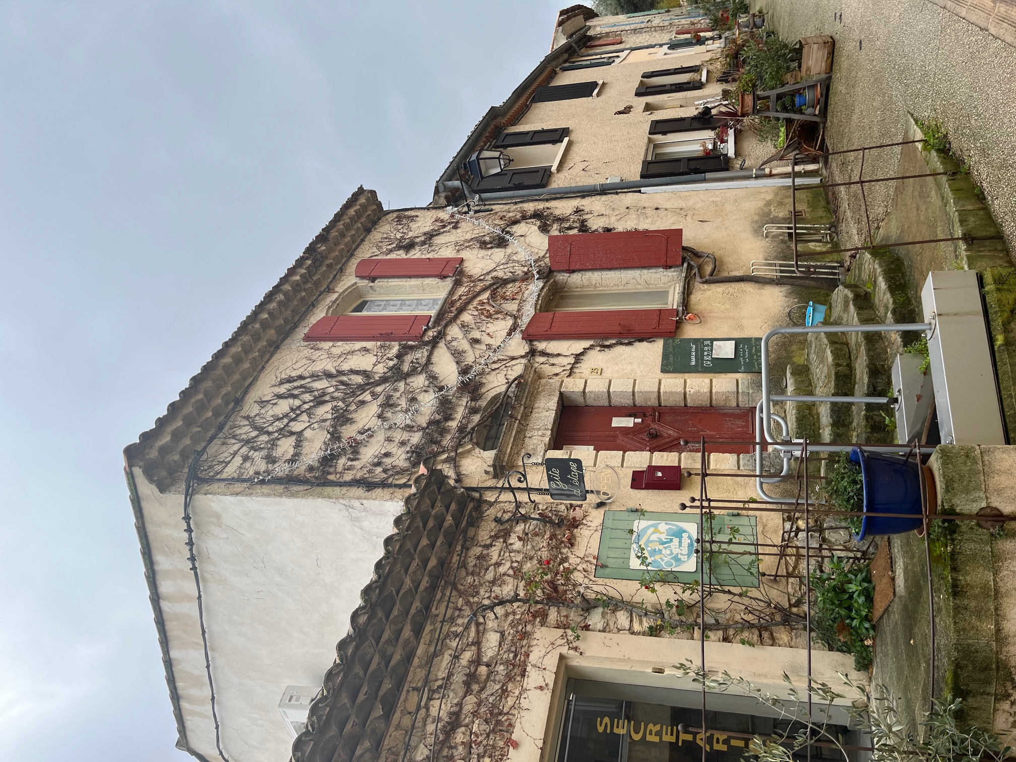 La commune de Vitrolles-en-Luberon (84) recherche un exploitant passionné pour animer un tout nouveau bar-restaurant multiservices et un gîte d'étape, situés dans un cadre exceptionnel au cœur du village.
Le lieu :
•	Bar-Restaurant Multiservices : Un espace moderne et convivial comprenant une salle de restaurant chaleureuse, une cuisine professionnelle entièrement équipée, un bar accueillant, un espace de stockage pratique et une terrasse privative ensoleillée.
•	Gîte d'Étape : Un hébergement confortable pour les randonneurs et les touristes, avec un dortoir spacieux, des chambres agréables et une salle de détente commune.
•	Salle Polyvalente : Possibilité d'organiser des événements et des animations grâce à la salle polyvalente communale (salle du Moulin).
Votre mission :
•	Créer un lieu de vie et de rencontres pour les habitants et les visiteurs.
•	Proposer une cuisine de qualité mettant en valeur les produits locaux et les saveurs de la Provence.
•	Offrir un hébergement confortable et un accueil chaleureux aux touristes.
•	Développer des services complémentaires pour répondre aux besoins de la clientèle (point internet, dépôt de pain, etc.).
Les conditions :
•	Contrat : Convention d'Occupation du Domaine Public (CODP)
•	Durée : 36 mois, renouvelable une fois pour une durée d'un an.
•	Redevance annuelle : 8 400 € HT
•	Dépôt de garantie : 5 000 € TTC

Vous êtes :
•	Un professionnel de la restauration et/ou de l'hôtellerie avec une expérience réussie.
•	Un entrepreneur créatif et motivé, avec un projet d'exploitation original et ambitieux.
•	Sensible à la valorisation du territoire et au développement du tourisme durable.

Intéressé(e) ?
Demandez la communication du dossier de candidature complet à la commune : mairie@vitrolles-en-luberon.fr - Tél : 04.90.77.82.01
Date limite de dépôt des candidatures : 12 février 2026 à 12h