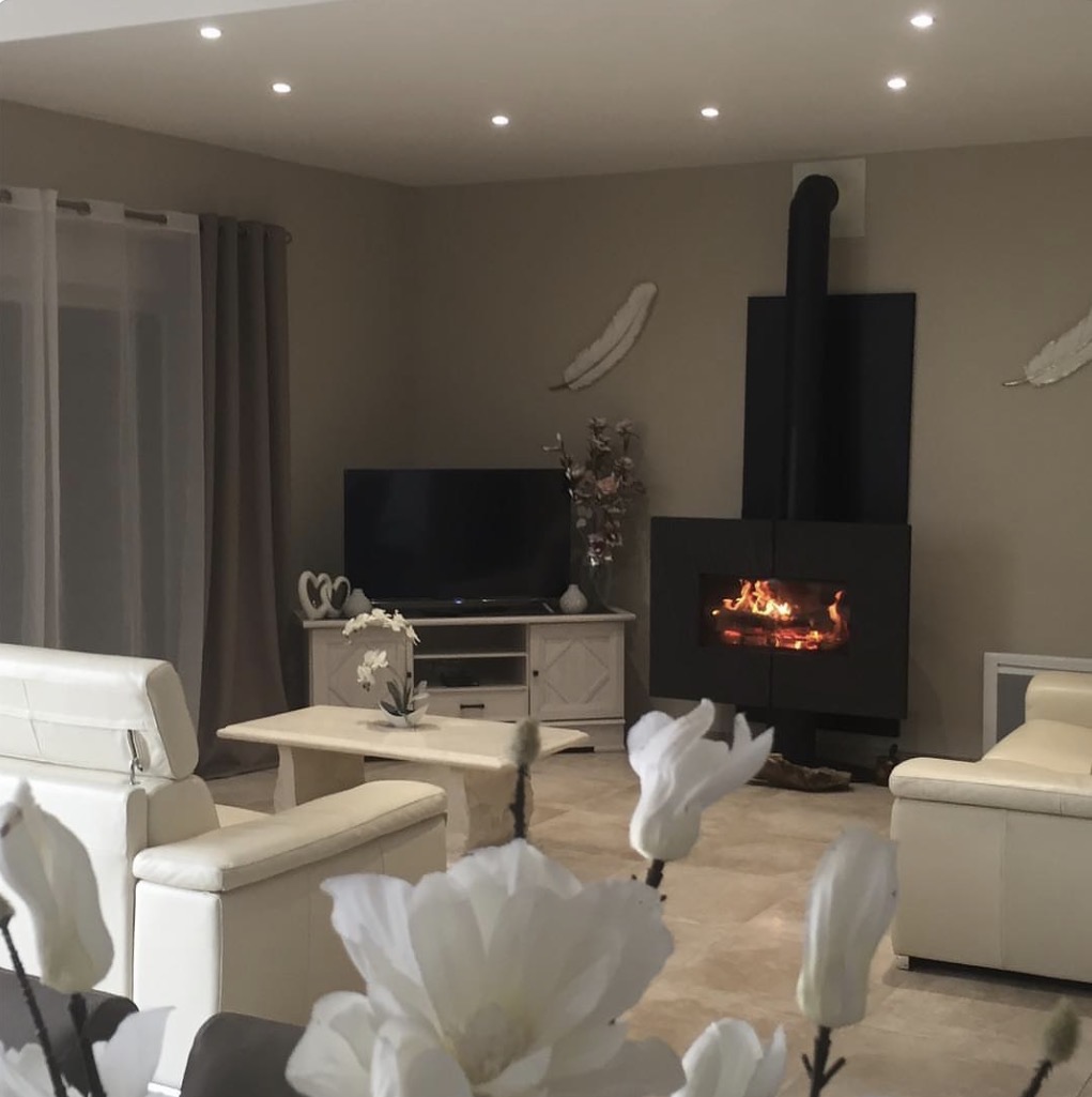 🏰 À VENDRE — Fonds de commerce · Domaine / Gîte de Groupe/ auberge / Restauration 
Villers-sur-Port (Haute-Saône, 70) — 10 minutes de Vesoul

📍 Localisation idéale au cœur de l’Est de la France
Implanté à Villers-sur-Port, à seulement 10 minutes de Vesoul, ce domaine de prestige bénéficie d’une situation géographique exceptionnelle, au carrefour de plusieurs grandes régions et à portée des frontières européennes.
Distances depuis le site :
	•	🏙️ Vesoul — 10 min
	•	🏙️ Besançon — 59 km
	•	🌿 Épinal — 88 km
	•	🏔️ Belfort / Montbéliard — 50–52 km
	•	🇨🇭 Bâle (Suisse) — 152 km
	•	🇨🇭 Lausanne — 128 km
	•	🇩🇪 Freiburg-en-Brisgau (Allemagne) — 133 km
	•	🇫🇷 Mulhouse — 89 km
	•	🇫🇷 Strasbourg / Alsace — 227 km
	•	🏙️ Dijon — 92 km

🏡 Le Domaine — Deux gîtes d’exception réunis
Ce domaine rare associe deux gîtes de caractère entièrement aménagés, dans un esprit décoratif épuré et élégant, pour une expérience haut de gamme sans compromis.

🏠 Gîte Principal — Le Manoir (300 m²)
Véritable manoir de prestige, entièrement équipé et décoré avec soin :
	•	🛏️ 9 chambres pour une capacité totale de 30 couchages
	•	🚿 6 salles d’eau + 6 WC
	•	🍽️ Très grande salle à manger & salon lumineux
	•	👨‍🍳 Cuisine intérieure entièrement équipée
	•	🌿 Décoration épurée et élégante, ambiance domaine de charme

🏠 Gîte Secondaire (attenant)
Idéal en complément du gîte ou en exploitation indépendante : (150 m²) environ 
	•	🛏️ 4 chambres
	•	🛋️ Grand séjour lumineux
	•	👨‍🍳 Cuisine professionnelle bien équipée, adaptée à la préparation de restauration pour la clientèle
	•	🚿 3 salles d’eau avec WC

🌳 Les Espaces Extérieurs — Un Art de Vivre en Plein Air
Le domaine offre des extérieurs pensés pour le confort, la convivialité et le prestige :
	•	🏊 Piscine chauffée privée, accessible depuis les deux terrasses
	•	🛁 Jacuzzi & Sauna — espace détente et bien-être
	•	🍖 Cuisine extérieure entièrement équipée avec barbecue intégré
	•	🌿 Pergola couverte (toit en tuiles) — espace de réception en plein air avec grandes tablées, à l’abri des intempéries
	•	🌳 Parc arboré de 5 000 m² — végétation mature, calme absolu, cadre naturel d’exception
	•	🔒 Portail sécurisé — accès privatif et discret pour toute la clientèle
L’ensemble des terrasses des deux gîtes, combinées au parc, crée un espace extérieur exceptionnel parfaitement adapté aux mariages, séminaires, retraites et événements privés.

💼 Opportunité d’Investissement
Ce fonds de commerce représente une opportunité rare dans le secteur de l’hébergement touristique haut de gamme, avec une clientèle potentielle élargie à toute l’Europe grâce à sa position stratégique (France, Suisse, Allemagne, Alsace, Vosges).
✔️ Deux gîtes exploitables simultanément ou séparément
✔️ Capacité événementielle jusqu’à 30 personnes en hébergement d’un gîte 
✔️ Équipements intérieurs et extérieurs haut de gamme
✔️ Décoration épurée et élégante — prêt à exploiter
✔️ Parc clos et sécurisé de 5 000 m²
Loyer des murs 2500€ 

Pour plus d’informations et photos : www.bienvenuealacampagne.fr