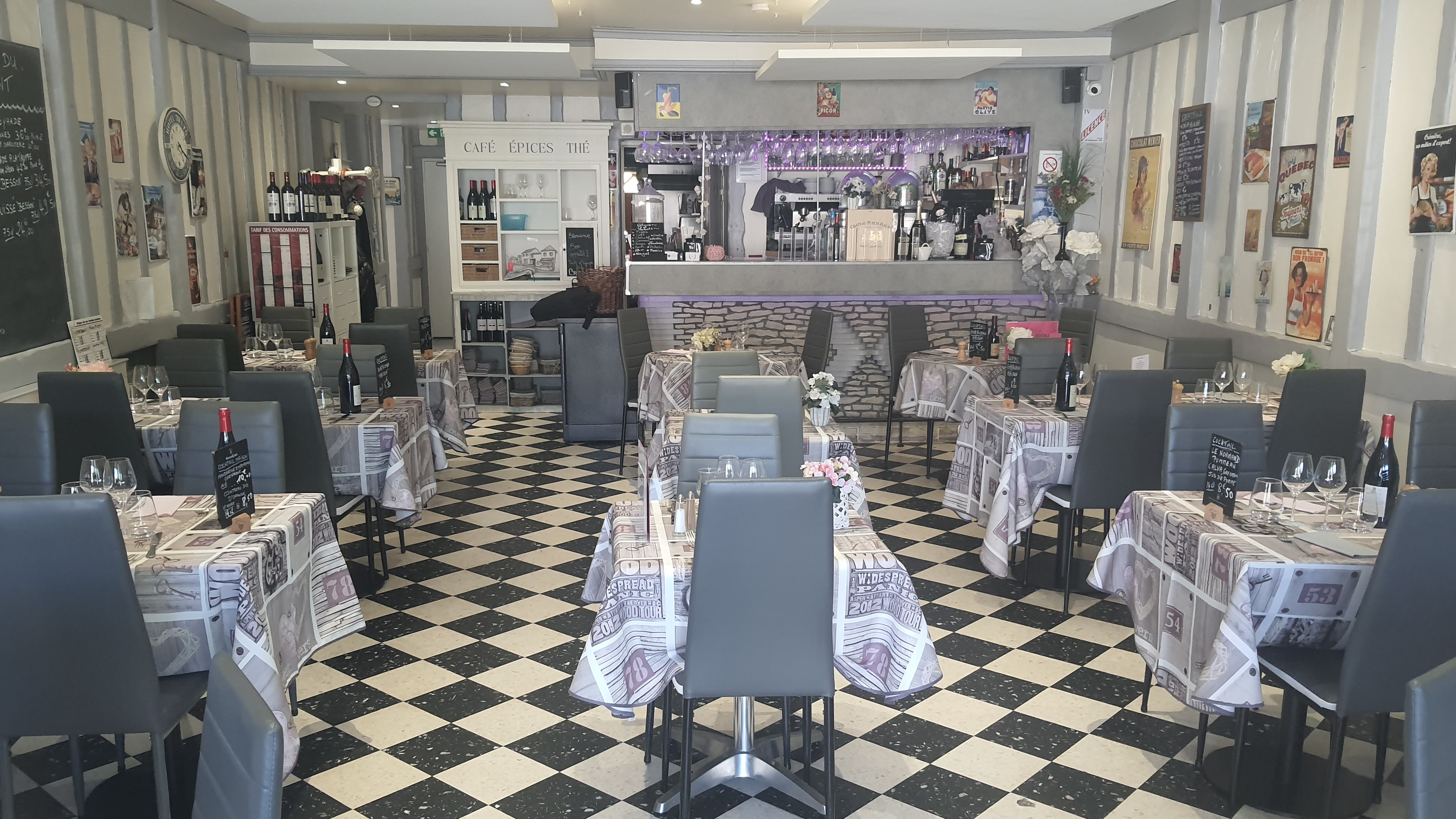 Restaurant licence IV 
Situé dans le centre d'un très joli village de charme à proximité des villes de Houdan et Dreux. Idéal pour un couple pour une première affaire, possibilité de développer en élargissant les jours d'ouverture ainsi que le bar.
Cet ensemble de 2 salles ,une de 40 couverts de 54 m2 
Et une de 12 couverts de 15 m2
2 terrasses une de 20 couverts sur la place de l'église et une de 50 couverts côté jardin clos de murs
Cuisine de 26 m2 bien équipée et d'un local personnel 
Le CA est de 200 k€,belle clientèle 
Le loyer  du bail est de 1300€ cc par mois