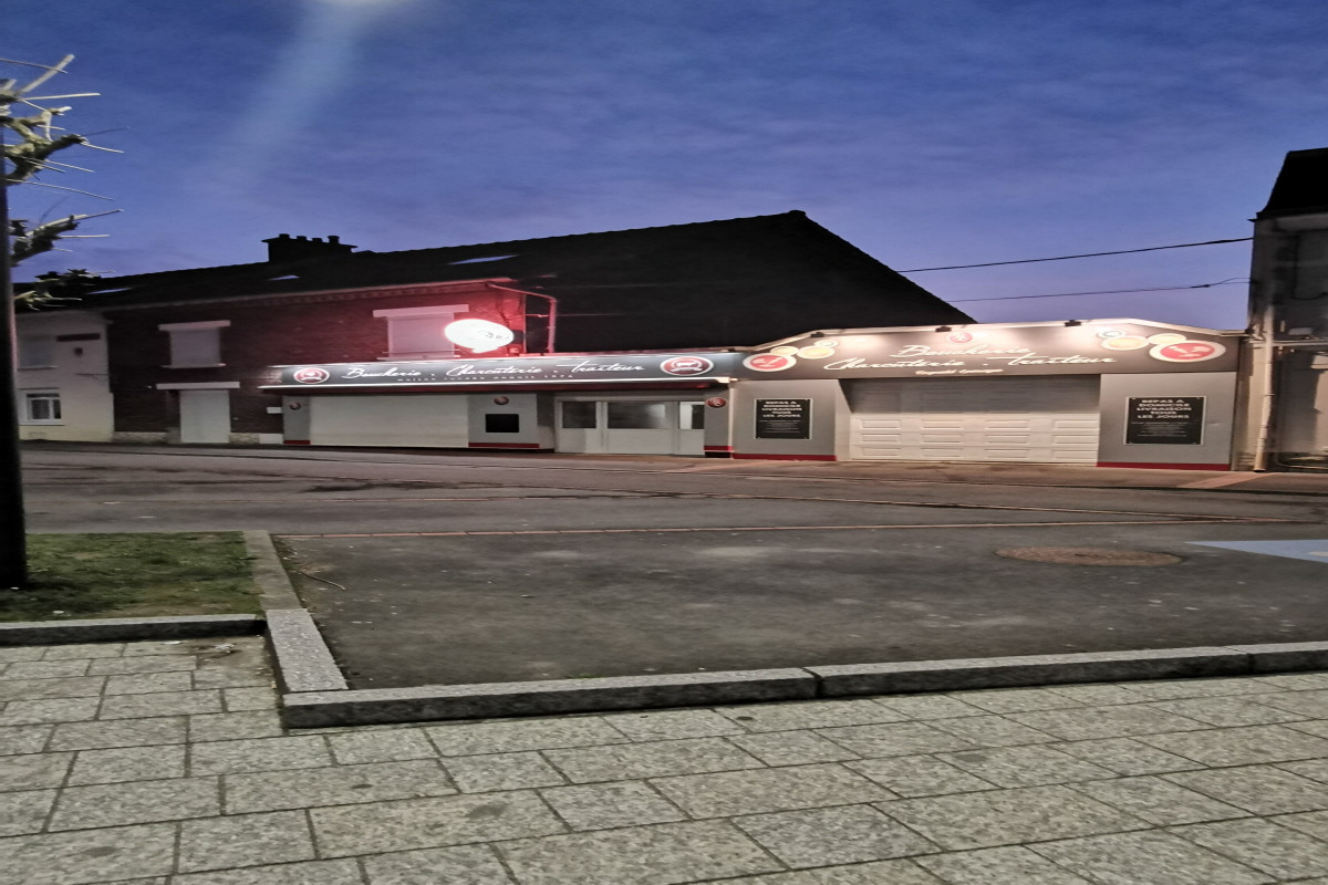 A vendre dernière boucherie ouverte ds une commune de 3900 habitants
Centre ville avec logement de 160 m2  ( chambres et grenier ammenagé ) et garage de 120 m2 sur terrain arboré de 782 m2 
Idéal couple ,service de livraison a domicile pour personnes âgées