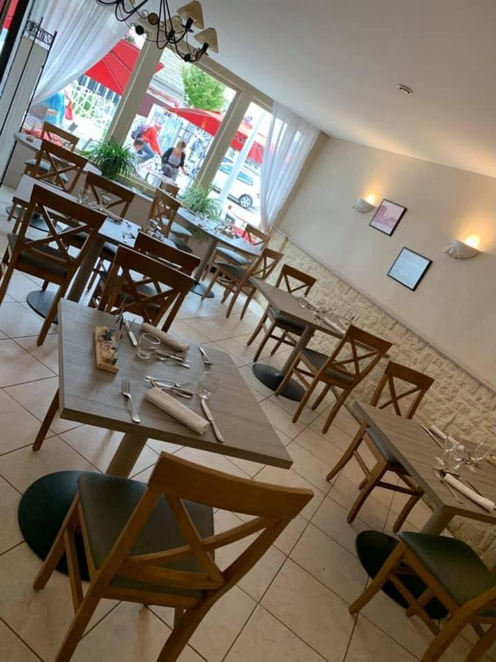 Auberge Tartarin – Duclair (76)

Idéalement située en plein centre-ville de Duclair, sur la place principale, l’Auberge Tartarin bénéficie d’un emplacement au cœur de la vallée de la Seine, entre Rouen et Le Havre, dans une commune dynamique et touristique.

Ce restaurant reconnu profite d’une excellente visibilité, d’un flux constant, d’une clientèle fidèle et d’un parking à proximité immédiate.

Capacité totale de 115 couverts :
90 couverts en intérieur répartis sur deux salles chaleureuses, complétés par une terrasse de 25 places.

Cuisine professionnelle complète, équipée en matériel Hobart, parfaitement entretenue et conforme aux normes, permettant une reprise immédiate sans investissement supplémentaire.

Logement de fonction inclus comprenant trois chambres, un bureau, une salle de bain et un salon/séjour, un atout majeur pour allier confort de vie et activité professionnelle.

Affaire saine et rentable avec un chiffre d’affaires constant et une bonne rentabilité.

Idéal pour un couple de restaurateurs ou un professionnel souhaitant s’installer dans un cadre attractif avec une activité clé en main.

Renseignements sur demande.