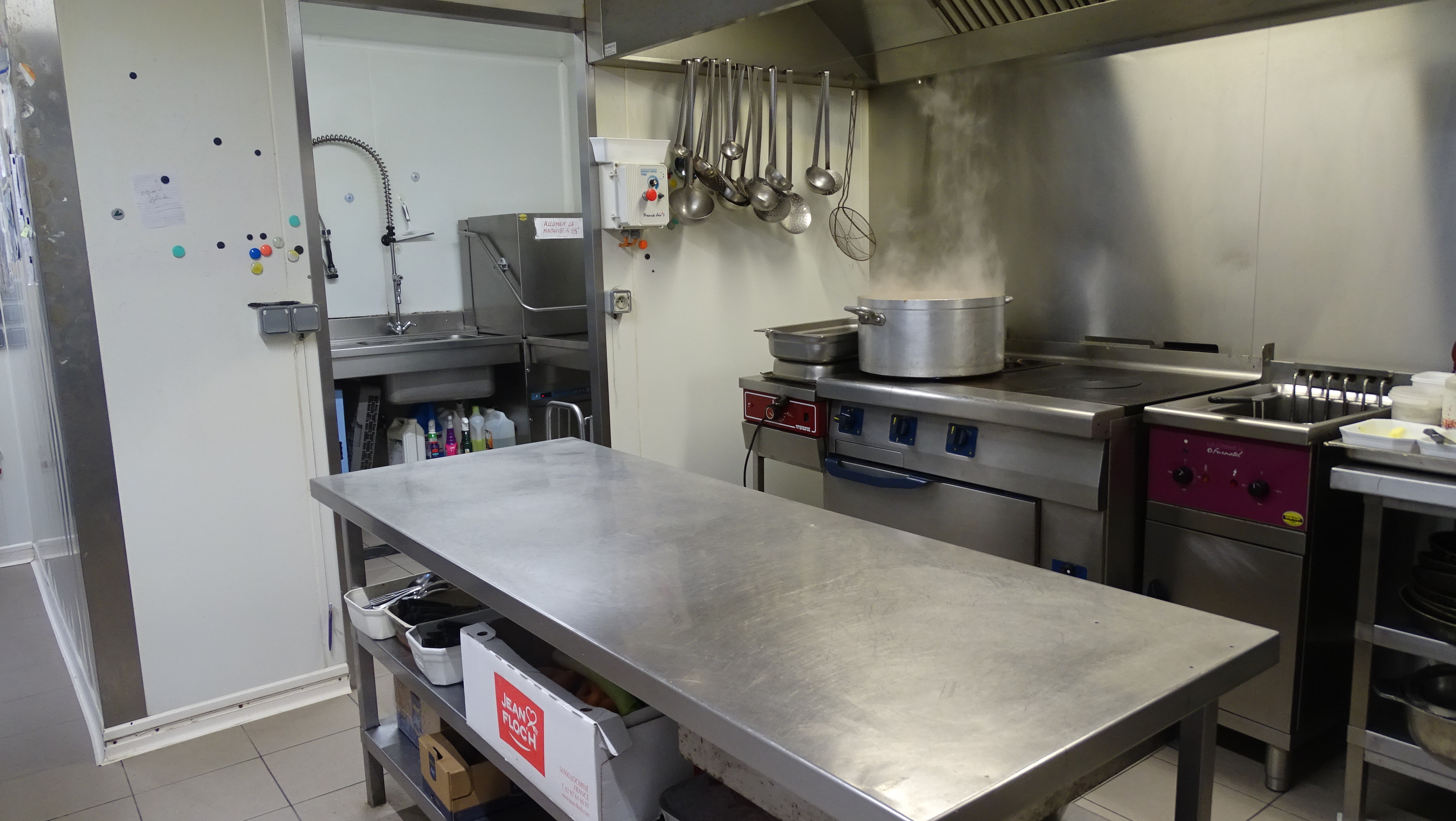 Cause départ à la retraite, vend affaire saine et réputée, existante depuis 40 ans, située au cœur d'un bourg, à quelques minutes de Dinan et des communes de la côte d’Émeraude. 
Le CA est constant assuré par une clientèle locale et fidèle, complété par la présence d'associations

Activité: Bar - Restaurant - Traiteur
Cuisine traditionnelle qualitative avec vente à emporter 2 jours/semaine 
Moyenne de 70 couverts par jour 
Surface commerciale de 100 m² comprenant 2 salles de restauration dont l'une avec bar, 1 cuisine équipée professionnelle aux normes. En supplément, au 1er et 2eme étage vous trouverez un potentiel de stockage, buanderie et habitation après rénovation. 
Loyer 1700/mois
CA 280 000 euros
Pas de service le soir, fermé le Samedi Dimanche
Possibilité d'acquérir les murs 217m² pour 145 000€

Atout commercial:
Établissement bien situé et bien tenu, idéal pour un couple de professionnels  souhaitant investir dans une affaire solide, immédiatement opérationnelle  ou un repreneur pour développer l'activité traiteur ou évènementielle, soirée à thème, privatisations, évènements associatifs...

Belle opportunité à fort potentiel de développement