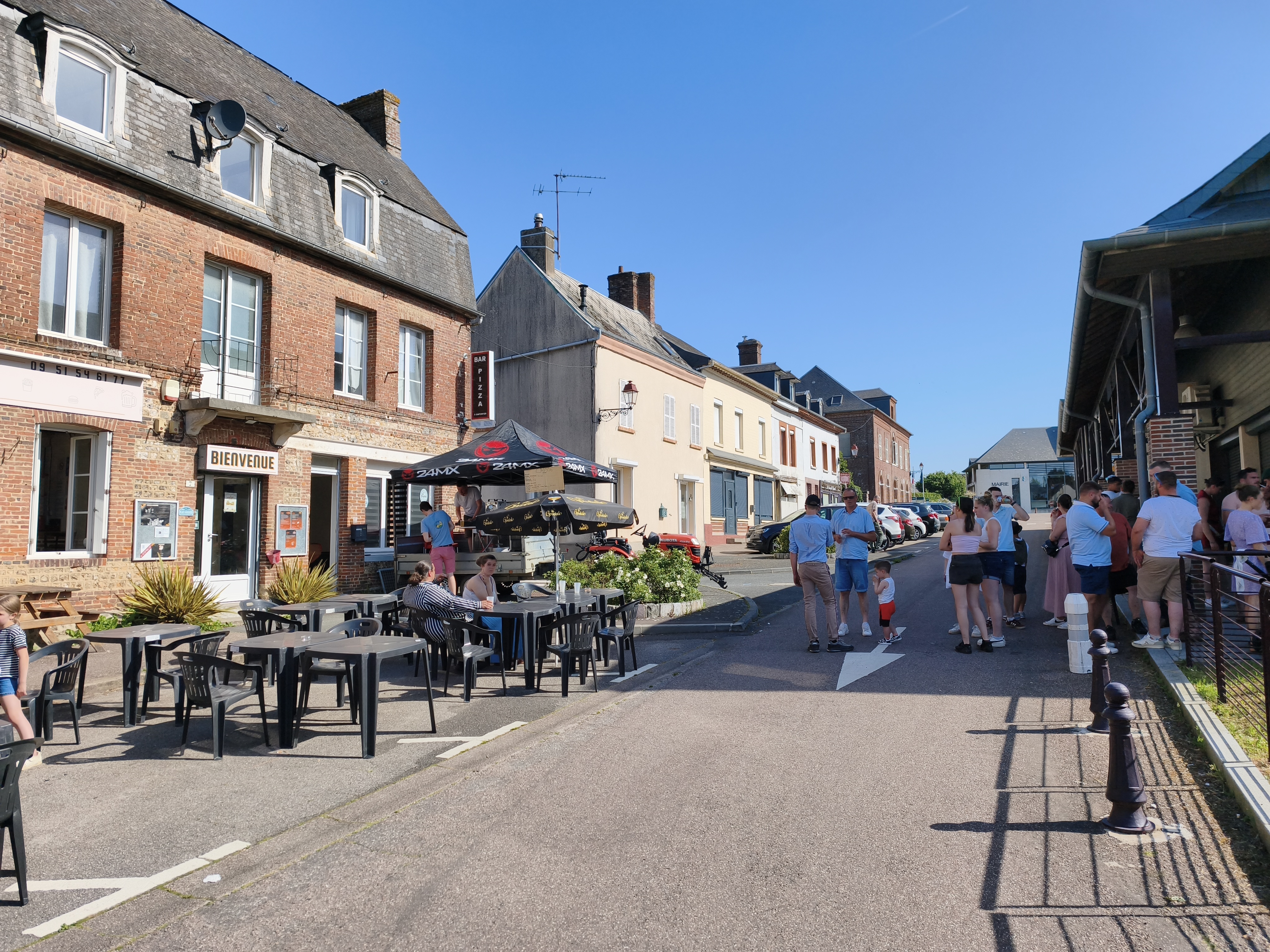 Fond de commerce d'un Bar pizzeria implanté au cœur du village (Ourville en caux) 

Capacité du bar 25 places assises + 15 en terrasse. 

Doté ́d'une cuisine équipé et d'une salle de jeux annexe. 

Nombreuses places devant l'établissement, pas de contrat brasseur.

Activités de bar, pizzas, burgers, concert, soirées a thèmes.