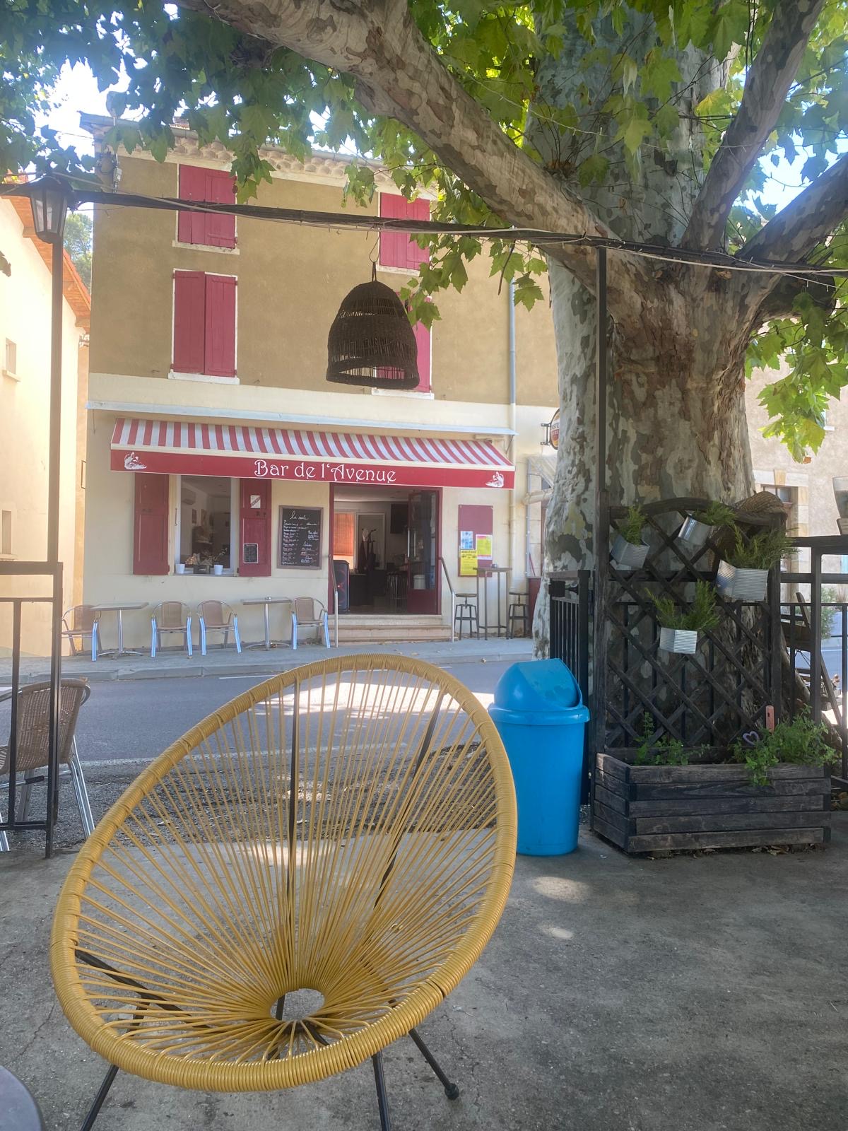 A vendre pour cause départ à la retraite, Fonds de Commerce situé sur la commune dynamique de MEZEL, à 15 minutes de la préfecture des Alpes de Haute Provence.
La Brasserie dispose d’un emplacement privilégié situé au cœur du village avec divers parking gratuits à proximité.
L’établissement est entièrement équipé dont un four à pizza et propose 20 couverts en salle et une belle terrasse ombragée extérieure de 60 places.
Au sous-sol le local dispose de 2 caves et à l'étage un appartement T3 à rafraîchir.
Licence IV.
Clientèle du secteur fidélisée, et fort passage en saison (route du lac de Sainte Croix et des Gorges du Verdon).
Idéal pour un couple.
Belle affaire, saine, à fort potentiel.
Bail 3/6/9, Loyer faible de 690 euros/mois.
Prix : 75 000 euros
