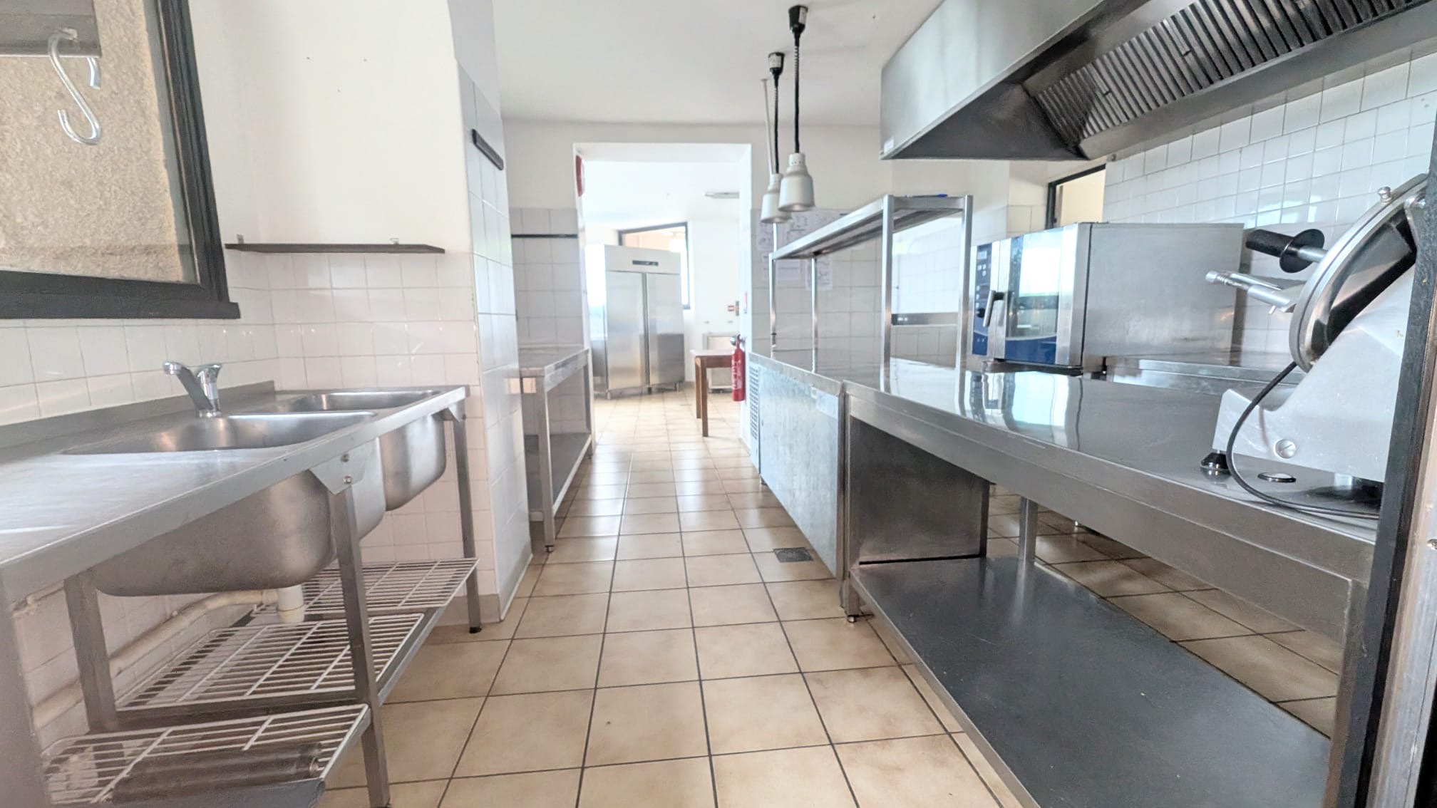 À Escandolières, charmant village vivant et convivial, découvrez cette belle opportunité de reprendre un bar-restaurant avec licence IV, idéalement situé entre Rignac, Cransac, Firmi et Saint-Christophe (moins de 10 km).
Installé au cœur du village, dans un environnement authentique et agréable, l’établissement bénéficie d’un emplacement stratégique sur la route reliant Rignac au bassin de Decazeville, très fréquentée au quotidien. Un
grand parking facilite l’accès à la clientèle et sera prochainement agrandi.
Le potentiel est réel avec plusieurs types de clientèle :
• ouvriers et habitués locaux à fidéliser à nouveau
• touristes grâce à la proximité de sites très visités :
◦ 5 min du château de Bournazel
◦ 15 min de Belcastel
◦ 20 min de Conques
◦ 10 min des thermes de Cransac
La présence de l’école au centre du village génère également un passage quotidien de familles.
Un outil de travail prêt à exploiter. L’établissement propose :
• une salle de restaurant d’environ 60 couverts
• une terrasse agréable
• un grand comptoir de bar convivial
• une cuisine entièrement équipée
Fermé récemment, le lieu offre aujourd’hui une grande liberté pour imaginer votre projet : restaurant traditionnel, bar convivial, cuisine de terroir, restauration ouvrière, épicerie de proximité ou lieu de vie pour le village.
Un véritable projet de vie
À l’étage, vous bénéficierez également :
• d’un gîte / chambre d’hôtes permettant un revenu complémentaire
• d’un logement de fonction spacieux comprenant deux chambres, deux salles d’eau, un bureau et une grande pièce à vivre.
Conditions de location
• 850 € / mois pour l’ensemble (restaurant + logement).
• Possibilité de louer uniquement le bar-restaurant
pour 450 € / mois.
• Le gîte peut être ajouté pour 100 € / mois.
Un droit au bail sera demandé après évaluation du matériel présent.
Une belle opportunité pour un restaurateur souhaitant développer son activité dans un village vivant, avec un fort potentiel local et touristique.
Vous pouvez nous contacter :
Yves Bouyssou au 06 14 44 39 74
Sophie Rigaux au 07 56 87 12 63
Envoyer un Email avec une lettre de motivation à mairie@escandolieres.fr