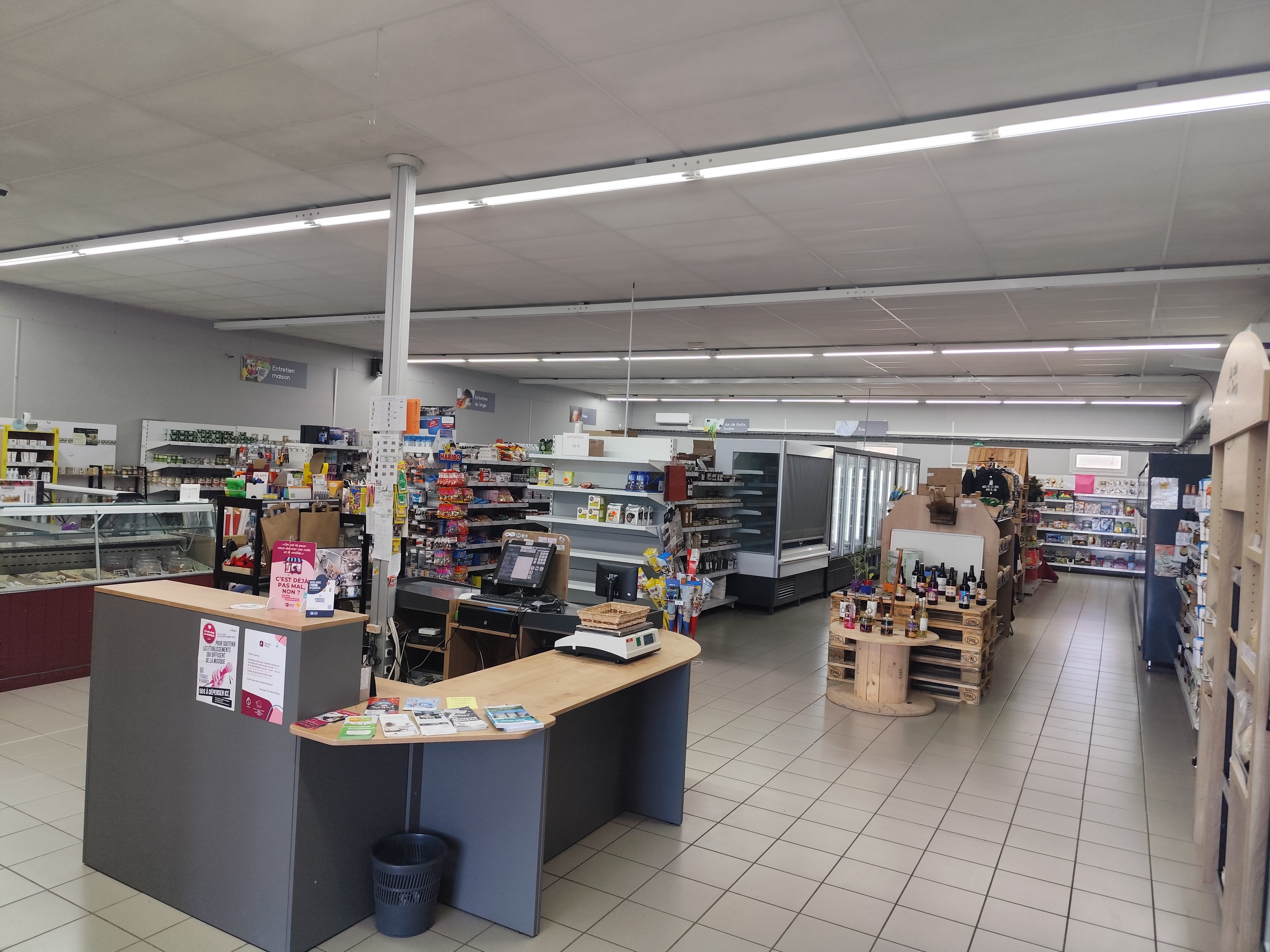 A saisir fonds de commerce alimentaire, supérette. 
Surface de vente de 250 m² + réserve de 77 m² + bureau.
Dispose d'une clientèle fidèle attachée aux services de proximité (épicerie générale, gaz, pain, points relais), et aux produits locaux.
Produits frais (fromage, viande et charcuterie, fruits et légumes).
Activité avec potentiel de développement (service de livraison à envisager).
Loyer modéré.
Murs à vendre également par le propriétaire