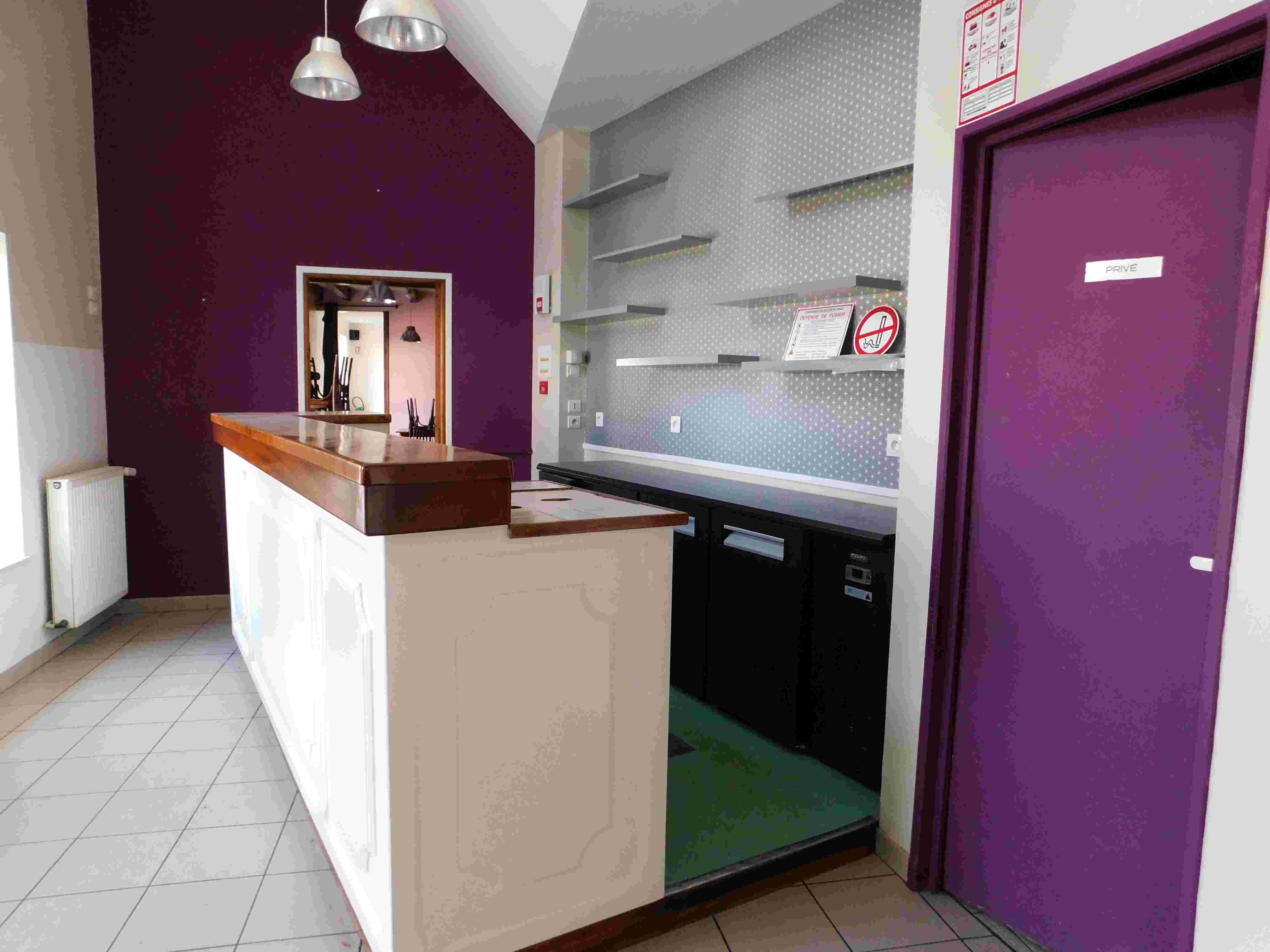 La commune de Saint Germain des Bois (Cher – 18340) loue son RESTAURANT BAR MULTI-SERVICES 

Département : Cher
Région : Centre-Val de Loire
Secteur d'activité : Restauration – Bar - Multi-services 

Commune rurale située dans le Cher à 20 minutes de Bourges, met à disposition un établissement pour activité Restaurant - Bar – Multi-services.

L’établissement se situe au centre du village, face à l'école primaire et à proximité de la mairie. Il bénéficie en été d'une terrasse naturelle mise à disposition. 

L'immeuble est composé d'un local professionnel de 218m2 et d'un logement type F3 de 77,60m2. 

Une bonne expérience en restauration /cuisine et en gestion est nécessaire.

La licence IV est incluse dans le bail.

Des travaux de rafraîchissement ont été réalisés par la commune afin d'offrir un lieu convivial aux 650 habitants du village ainsi qu'aux habitants des communes avoisinantes.

Pour tout renseignement, contacter la mairie par mail à l’adresse suivante : « lbc.stgermaindesbois18@orange.fr »