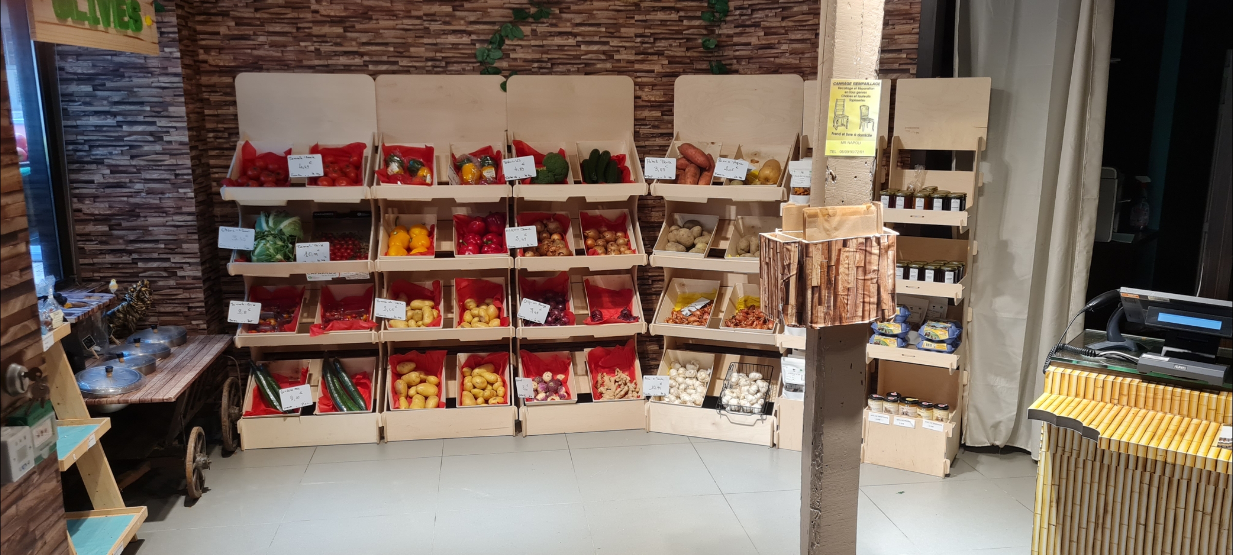 Vend fond de commerce.
A 1h30 de Paris  Magnifique boutique dans la rue la plus commerçante de Nogent le Rotrou, boutique entièrement refait à neuf aucun travaux à prévoir.

Surface commerciale environ 40m² avec  une vitrine de 7 mètres.

PAS DE RESTAURATION RAPIDE !!!

Une chambre entièrement refaite à l'étage équipé.
Aucun concurrent dans la zone   belle clientèle parisienne et également plusieurs professionnels ( boulangerie,  restaurants etc ..)

Le magasin dispose d'une
- chambre froide
- machine a jus
- vitrine fromage
- vitrine boisson au autres
- caisse enregistreuse tactile avec licence
- meubles neuf
- un site internet clés en main.

Pour tous renseignement merci de laisser un message ou me téléphoner directement.
Le loyer est de 599.27 par mois TTC .
