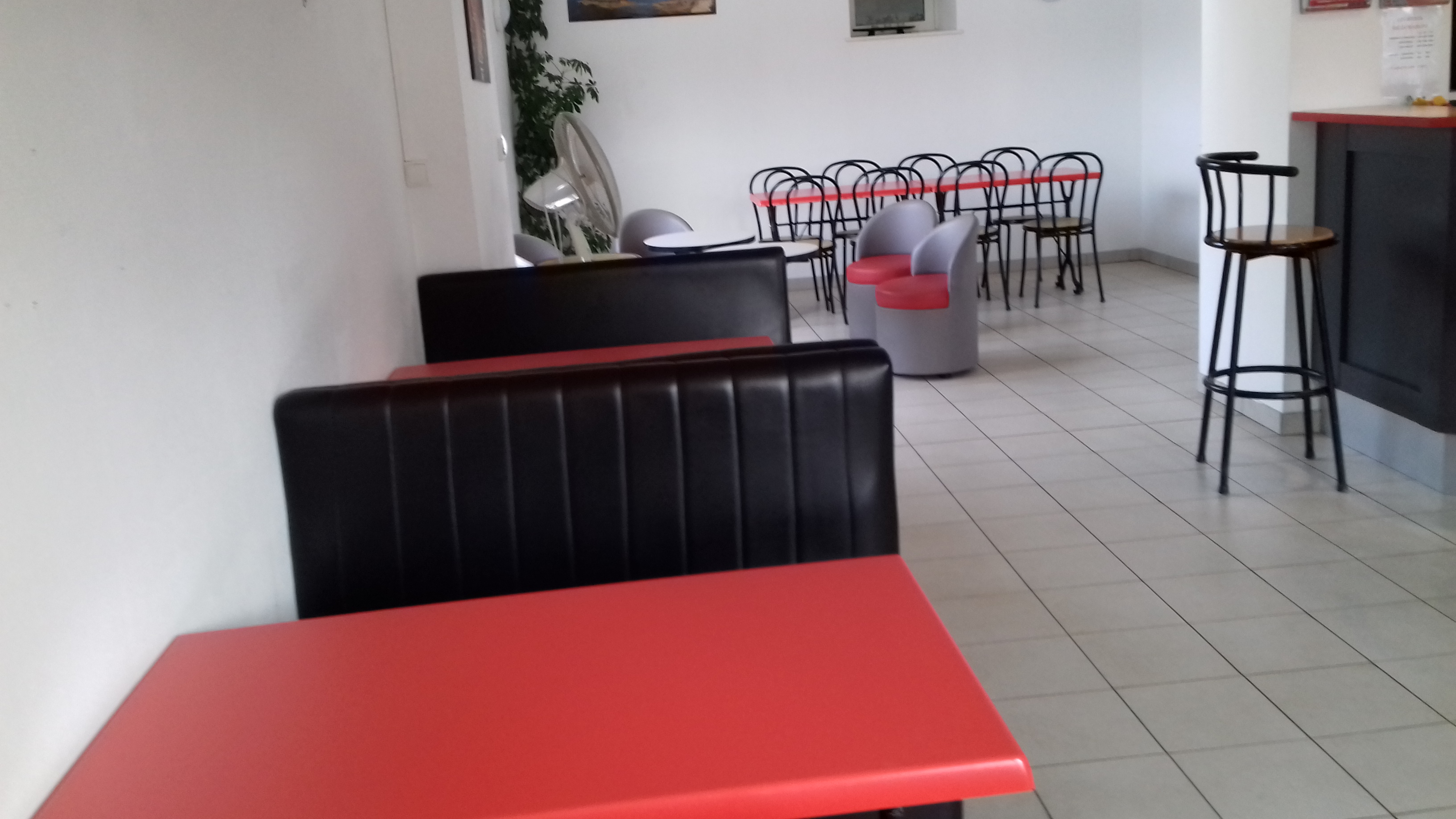vends commerce multiservices 
bar , tabac , loto , épicerie , dépot de pain , gaz , relais colis 
sans contrat , mobilier récent 
surface commercial de 110 m2
local cuisine 25m2 avec hotte pro
réserve 14 m2
terrasse expo sud 40m2
faible loyer 
possibilité logement
