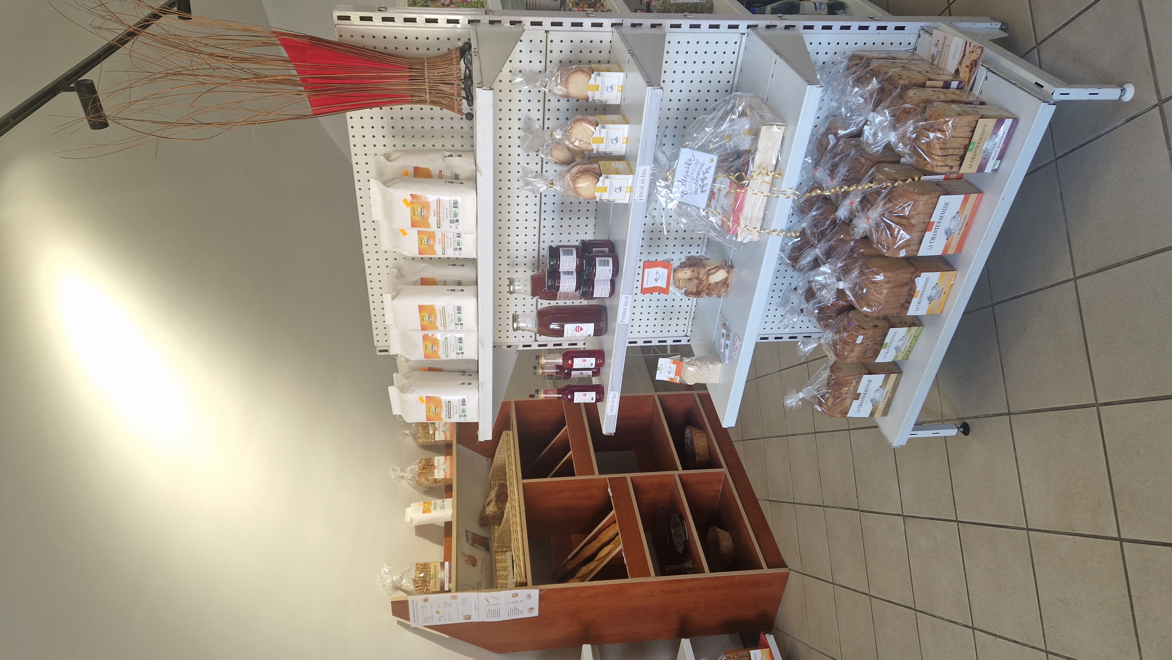 Épicerie avec une partie attenante salon de thé dans un  petit village situè à 5 km de Riom. 
Unique commerce sur la commune.
Ce magasin propose des produits locaux ( fruits, légumes,  fromages,...), de l’épicerie sèche, et fait dépôt de pain et viennoiseries. 
Licence III ( vente alcool à emporter).