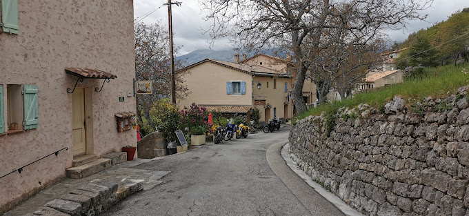 Auberge située à SAINT LEGER (06) à 1000mètres d'altitude, aux portes du parc du Mercantour et des gorges du Verdon, 
L’établissement est situé sur de nombreux itinéraires et bénéficie d’une large fréquentation grâce aux locaux, aux randonneurs, cyclistes, motards, grimpeurs, canyoning… Le potentiel est réel avec une auberge qui possède une belle capacité d’accueil.
Le profil des gérants recherché est : un(e) cuisinier(e), ayant une expérience solide afin de satisfaire pleinement les locaux et visiteurs et une seconde personne pour l’accueil au bar, le service et l’hébergement,
Idéalement un couple. Dans ce lieu de convivialité et d’échanges, il serait souhaitable de développer également la vente à emporter, dépôt de pain en saison estivale, etc
Ce type d’activité demande un investissement important. 
L'auberge du Coustet est composée :
1 hôtel de 7 chambres doubles avec sanitaires
deux gites d'étapes de 11 et 13 places avec sanitaires
1 bar restaurant  avec terrasse extérieur (LICENCE iV)
 Permis d'exploiter et HACCP exigés, 
Le loyer mensuel est de : 450€/HT 
Une caution de 8500€ est demandée et encaissée
Début d'exploitation : mai/juin  2025
Auberge située en zone FRR (Exonération d'impôt, etc.)

Dossier de candidature à remettre avant le 16 MAI 2025 : lettre de motivation, CV + références, CNI
Entretiens et visite des locaux en  MAI pour une ouverture souhaitée au plus tard début JUIN 2025.