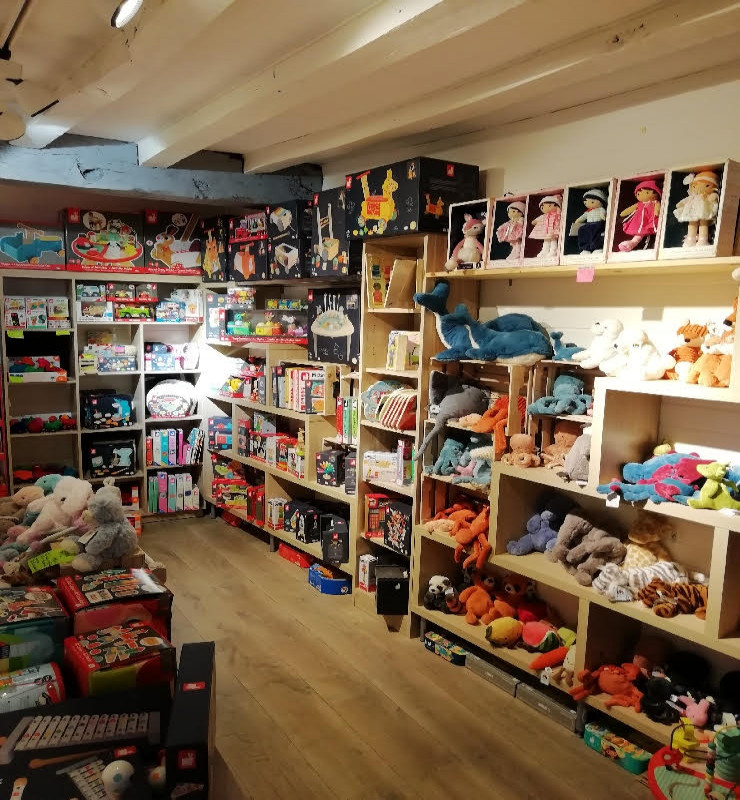 Boutique dédiée à la naissance et petite enfance en plein centre-ville sur une jolie place animée avec grand parking à proximité.
Cadeaux de naissance, équipement bébé, peluches, jeux et jouets en bois, vaisselle, portage, déco....avec des marques comme BB&Co, Jellycat, Kaloo, Janod, Rice, Love Radius et bien d'autres.
Chiffre d'affaire en constante augmentation ( + 24 % en 2020 et + 14 % en 2021)
Site marchand en place à revoir pour plus de rentabilité. Clientèle très agréable.
Superficie du magasin 65 m2 et réserve de 65 m2.
Accompagnement possible.
Le prix s'entend TTC et stock compris.