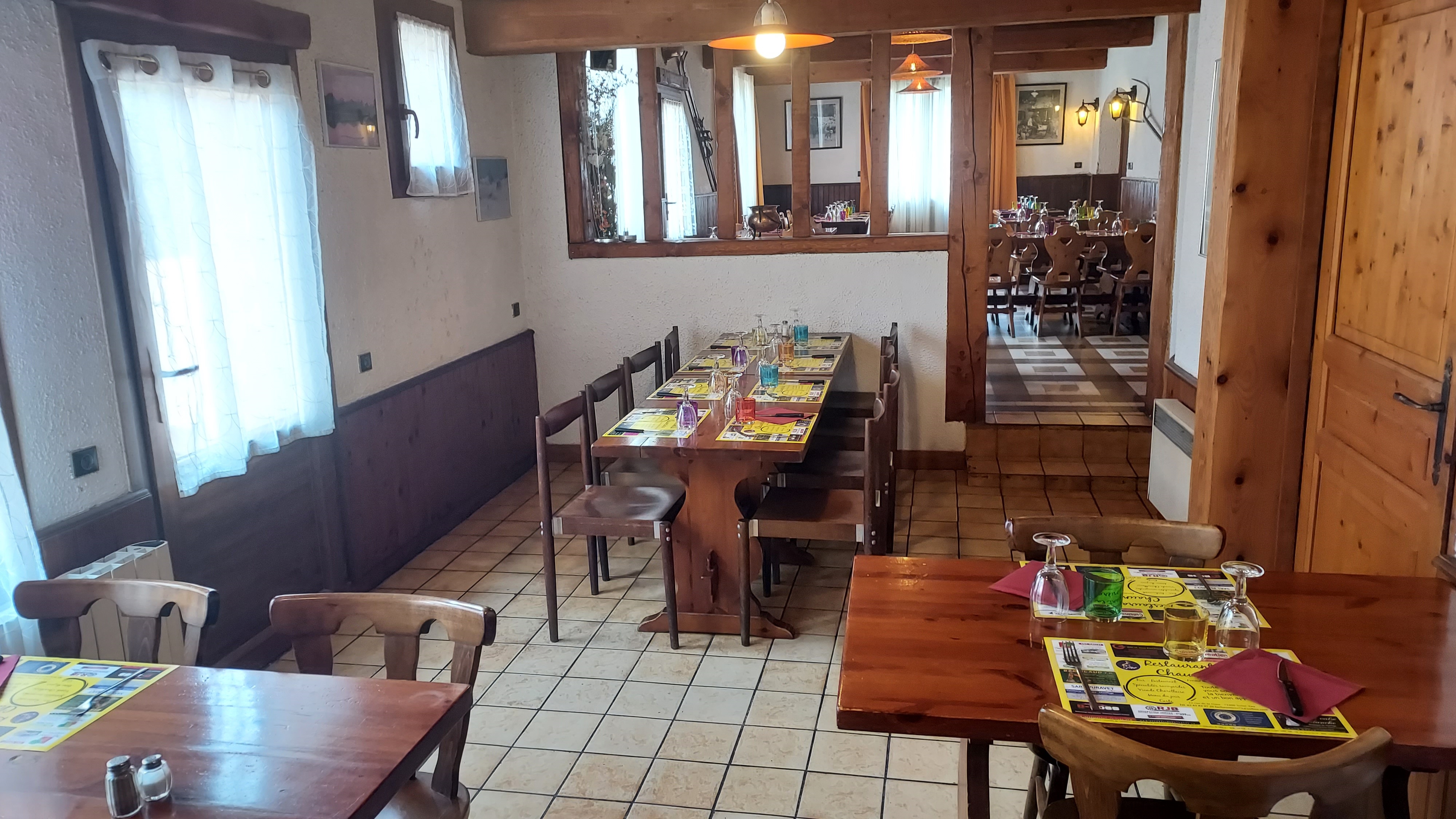 Comprenant 2 bâtiments sur un terrain de 1925 m² :
1) Bâtiment principal
- Entièrement isolé par des artisans Qualibat RGE (menuiseries extérieures changées en 2019, combles perdues en 2021 et façades en 2022).
- 1er étage (107 m²) :
Appartement comprenant cuisine ouverte sur salon (50 m²), 3 chambres (11 m² et 2x14 m²), Salle de bains, 2 WC séparés et une terrasse plein sud de 13 m². Rénovation totale en 2024 : Plomberie, électricité neuves aux normes. Faux-plafonds, cloisons, portes intérieures et parquets neufs. Idéal pour la famille du gérant ou pour une colocation des salariés du restaurant.
- Rez-de-chaussée (170 m²) :
Salle du bar avec grand comptoir et cheminée (35 places assises), sanitaire aux normes PMR, Cuisine et plonge entièrement remises aux normes (2020) avec branchement au gaz naturel, 2 salles de restaurant (70 places assises), vestiaire personnel.
- Cave (20 m²)

2) Dépendance 130m²
Elle est séparé du bâtiment principal par une allée pouvant servir de parking personnel. Bâtiment non isolé, façades refaites et les portes extérieures changées en 2023. Il comprend des réserves pour le restaurant, la chambre froide (2020), la buanderie, l'atelier et un 2ème comptoir donnant directement sur la terrasse coté jardin et le terrain de pétanque.
 
3) Extérieur
2 terrasses (55 m² coté route et 78 m² coté jardin avec grand barbecue), terrain de pétanque 280 m² en partie ombragé, parking privé 600 m² et une terrain de 300 m² pouvant servir de potager, ou agrandir le parking par exemple.

Établissement adapté pour organiser d'éventuels concours de pétanque, concerts, mariages, etc …
Murs (terrain compris) 350 000€
Fond de commerce 188 000€
Loyer total éventuel 1700€ HT mensuel
Visites possibles