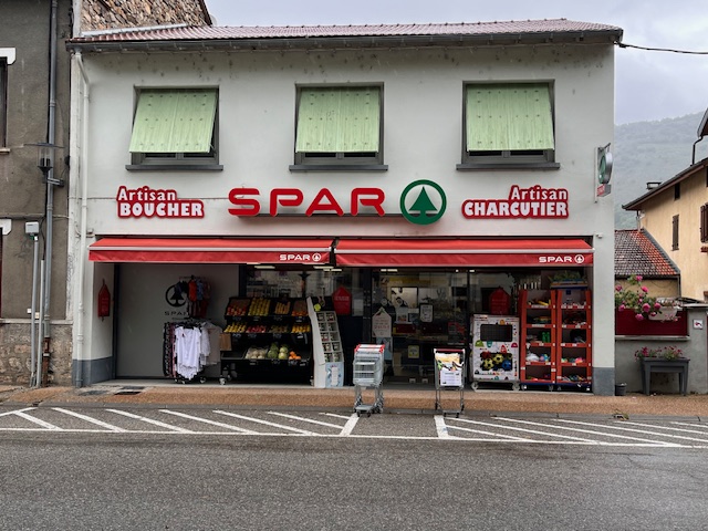 Vous souhaitez investir dans un commerce alimentaire en franchise  ? Cette offre peut répondre à votre projet !
Cause changement d’activité, ce beau magasin sous Enseigne Spar(totalement rénové dernier trimestre 2018)est à saisir

Boucherie traditionnelle réputée(50% du CA), fabrication artisanale
Fromages à la coupe
Pain cuit sur place
Forte saisonnalité(hiver+été)
Produits locaux de qualité
Pas d’investissements à prévoir
Appartement-T4- au dessus du magasin
Gestion duo
♦♦Profil boucher expérimenté exigé

♦♦Expérience managériale souhaitée

Informations sur le projet:
Prix de cession : 270K€
Apport personnel 90 K€
Loyer annuel Hors-Taxe Hors-Charge : 24 K€(appartement-T4- inclus)
Chiffre d’affaires annuel Toute Taxe Comprise : 920600€
Surface de vente : 100m²

Type de contrat: Franchise
Droit d’entrée: 0€