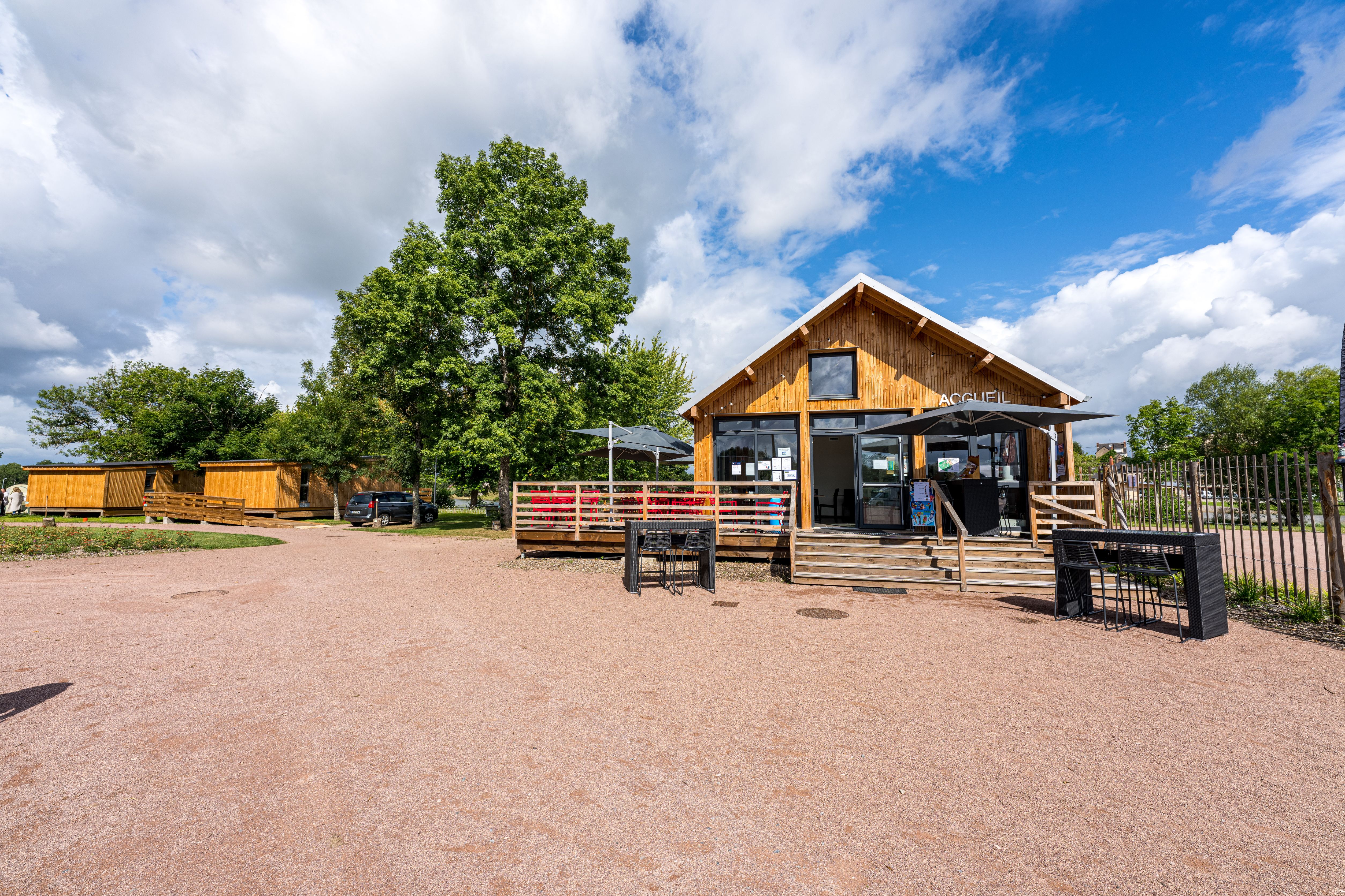 Participez à la vie de Cercy-la-Tour, Village du Futur et labellisé Station Verte ! 🌿

Nous recherchons le prochain gérant de notre guinguette et de notre camping, avec une ouverture prévue à partir du 1er avril 2025.

📅 Date limite de réception des offres : 31 janvier 2025.

Quelques informations :

Guinguette :
L’établissement, construit en 2020, offre :

    Une superficie d’environ 80 m²
    40 m² d’espace semi-fermé
    40 m² de terrasse exploitable

👉 Capacité d’accueil de 63 couverts (18 en intérieur, 45 en extérieur) et jusqu’à une centaine lors d’événements spéciaux.
👉 La cuisine, la salle de restauration et les annexes sont entièrement équipées et meublées.
👉 Une licence IV, propriété de la commune, est mise à disposition.

Camping :

    30 emplacements dont
        2 HLL (habitation légère de loisir) avec l’un d’eux adapté aux personnes à mobilité réduite)
        2 mobil-homes

Superficie totale : 7 000 m²

Toutes les informations nécessaires à votre candidature ici : https://www.cercylatour.fr/wp-content/uploads/2024/12/APPEL-A-CANDIDATURE-Exploitation-de-la-Guinguette-et-du-Camping-Municipal.pdf

    Envoyez votre candidature sous pli fermé à :

    Monsieur le Maire de Cercy-la-Tour
    Mention : « Gérance Guinguette et Camping »
    📍 Mairie de Cercy-la-Tour – Place d’Aligre – 58340 CERCY-LA-TOUR

    📞 Téléphone : 03.86.50.89.01
    📧 Mail : contact@cercylatour.fr