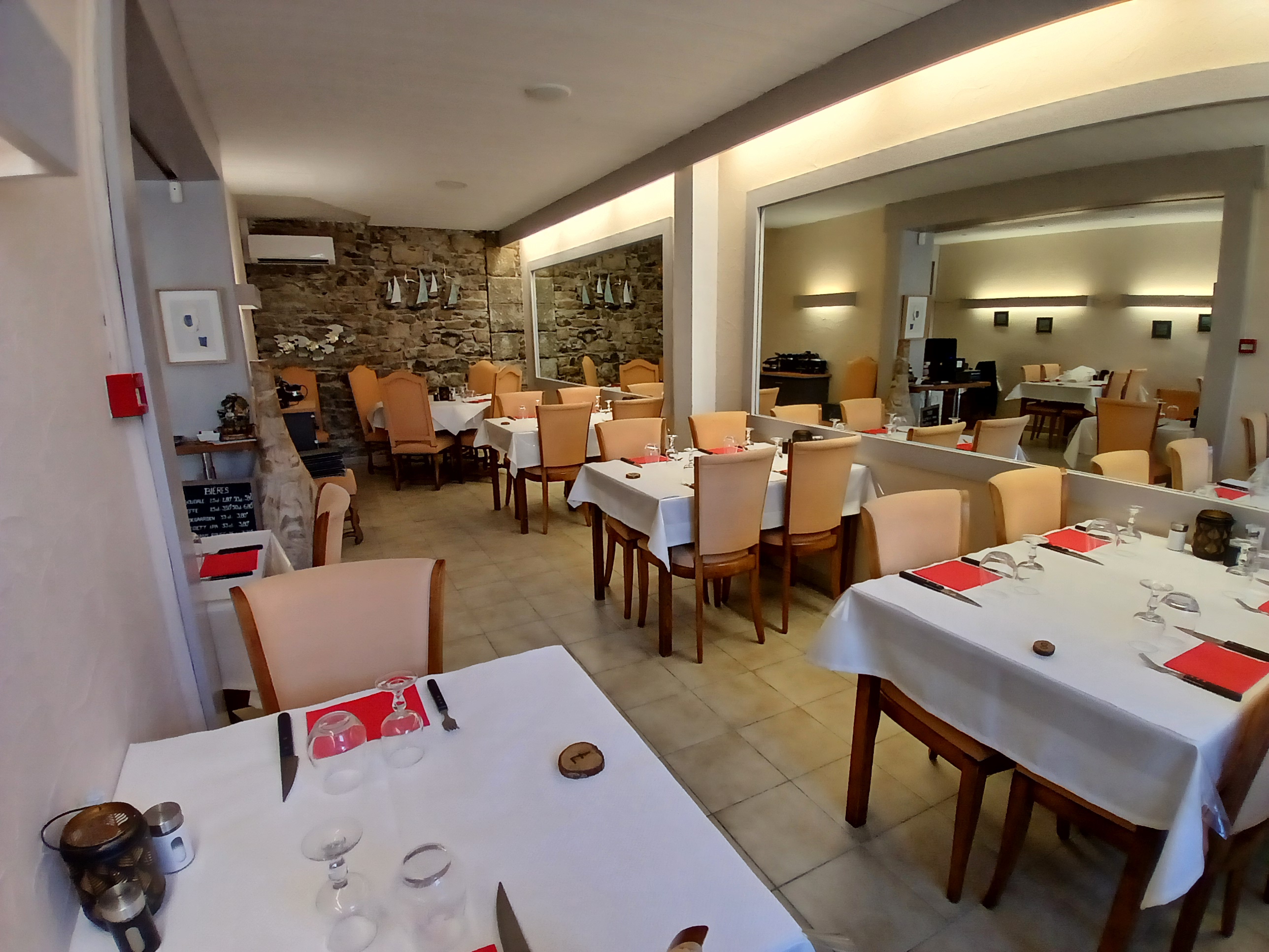 Opportunité Exceptionnelle : Cause retraite, vente de Fonds de Commerce Restaurant avec Licence III incluse. Découvrez ce fonds de commerce idéalement situé dans une commune prisée du sud Aveyron à proximité du viaduc de Millau et bénéficiant d’un emplacement stratégique sur la place principale de ce village dynamique et touristique. Proche de l’A75 et à seulement 45 minutes de Montpellier, Bézier, Cap d’Agde et des plages. Nant (12230), bénéficie d'une vie locale animée avec école, centre médical, salle de sport, piscine et tous les commerces essentiels au quotidien. Réputée pour ses multiples fêtes votives, concerts et événements estivaux, cette localité offre de belles opportunités de développement (notamment grâce à la license III) pour une activité à forte saisonnalité. Vous évoluerez dans un restaurant spacieux de 100m² intérieur et de 80m² extérieur, entièrement refait à neuf et sans aucun travaux à prévoir (rénovation complète en 2024). 
Les installations comprennent : 
Cuisine professionnelle : 40 m², neuve et aux normes HACCP. 
Salle de restaurant lumineuse : 60 m², ambiance agréable. 
Terrasse spacieuse : 80 m² avec un espace salon.
Concept Innovant : Grillades à cuire sur planchas et à partager. 
Capacité : 38 couverts en salle + 50 en terrasse 
Matériel : cuisine et salle équipées à neuf (60 000 € investis récemment) 
Accessibilité : accessible aux personnes à mobilité réduite 
Licence III incluse : (valeur 9 000 €) 
Bail neuf avec un loyer attractif : 800 € HT/mois 
Établissement aux normes HACCP, aucun travaux à prévoir 
Structure souple : salariés uniquement l’été 
Restaurant clé en main : occasion unique de lier travail et qualité de vie 
Ne ratez pas cette chance de reprendre cette activité dans un cadre idyllique et en pleine expansion ! Transition avec accompagnement assuré en cuisine et au service. 💰 
Prix de vente affiché : 98 000 € (à débattre dans la mesure du raisonnable) Possibilité d’acquérir les murs. 
Non soumis au DPE Contact par téléphone ou mail. 
Les informations sur les risques auxquels ce bien est exposé sont disponibles sur le site Géorisques : www.georisques.gouv.fre