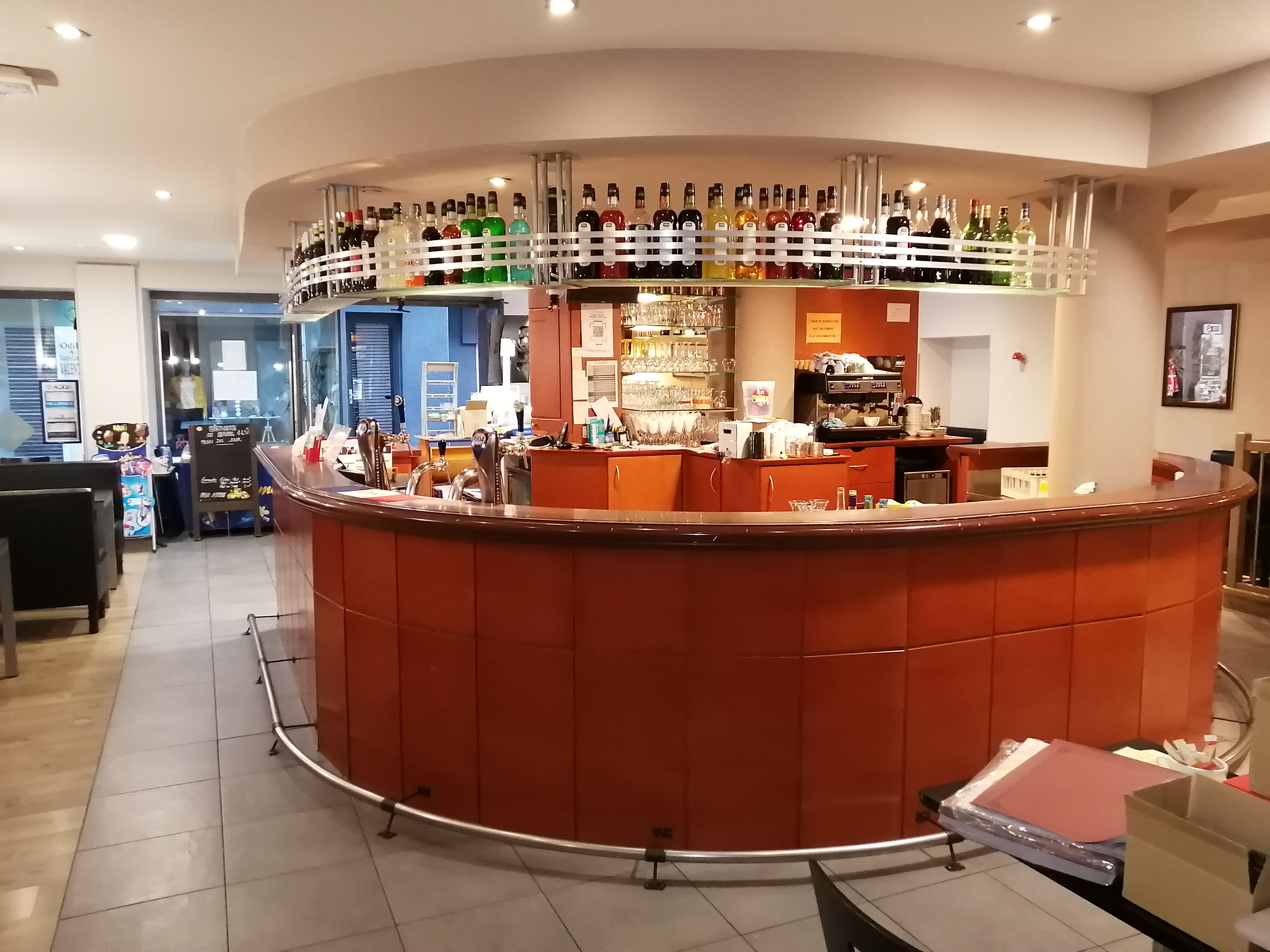 Vends fond de commerce brasserie-bar-tabac à Marvejols en LOZERE.
Situé au cœur de Marvejols cet établissement propose 4 activités complémentaires, brasserie (le midi), bar, tabac, Française des jeux qui lui assurent une clientèle régulière et fidèle .
La surface de 150m² offre une cuisine équipée, une réserve et une salle de restauration pleinement opérationnels, ainsi qu'une terrasse exploitable en saison estivale .
Ce commerce peut être largement dynamisé, notamment la brasserie, en élargissant les plages horaires et en exploitant les week-end et jours fériés .
Horaires actuels : du lundi au vendredi : 7h30-20h00 , le samedi : 7h15-13h30 , fermé le dimanche et les jours fériés . Fermeture annuelle : dernière semaine de juin . 
CA 2024(HT) 264500€
N'hésitez pas à me contacter par mail pour plus de renseignements.