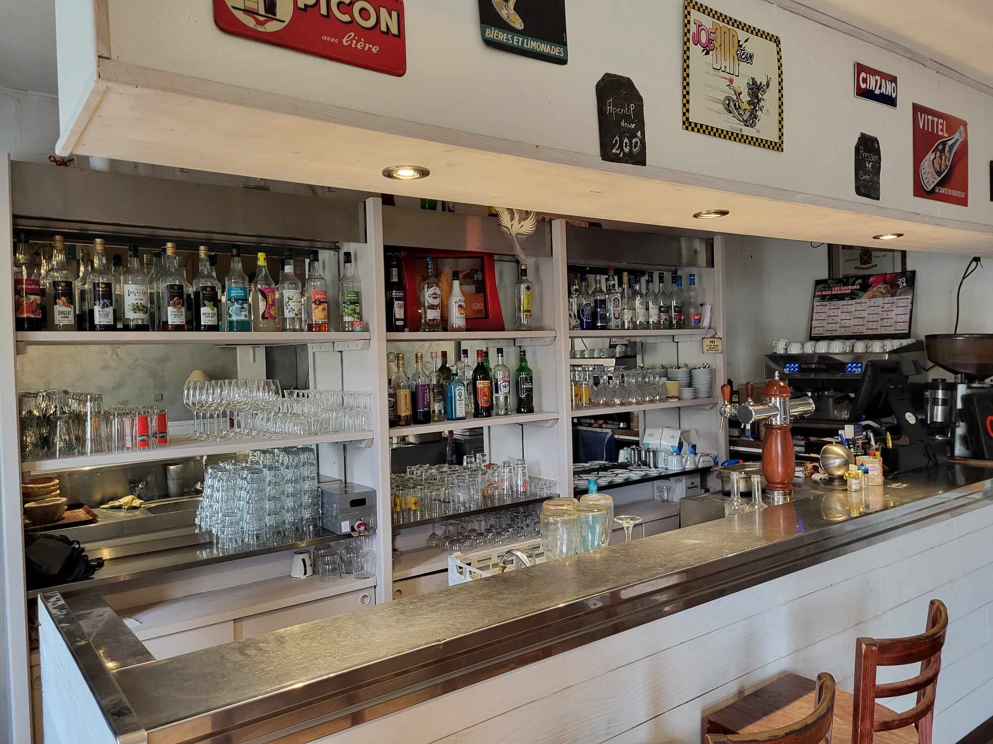 À vendre fonds de commerce restaurant traditionnel avec licence IV, situé à Malataverne, à proximité immédiate de la sortie d’autoroute A7 et d’une zone artisanale en plein essor.en activité depuis 9 ans .chiffre d’affaire stable 
Établissement à fort potentiel, idéal pour un couple ou un professionnel de la restauration.
• 40 couverts en salle + 40 en terrasse
• Deux salles de restaurant + salle de bar + bar d’été
• Réserve, cave et logement de fonction
• Loyer : 1 700 € / mois
• Prix de vente du fonds : 85 000 €
• Travaux de rafraîchissement à prévoir
• Parking à proximité

📞 Premier contact par message présentation de projet et expérience minimal souhaité (curieux s’abstenir , pas d’agence merci )