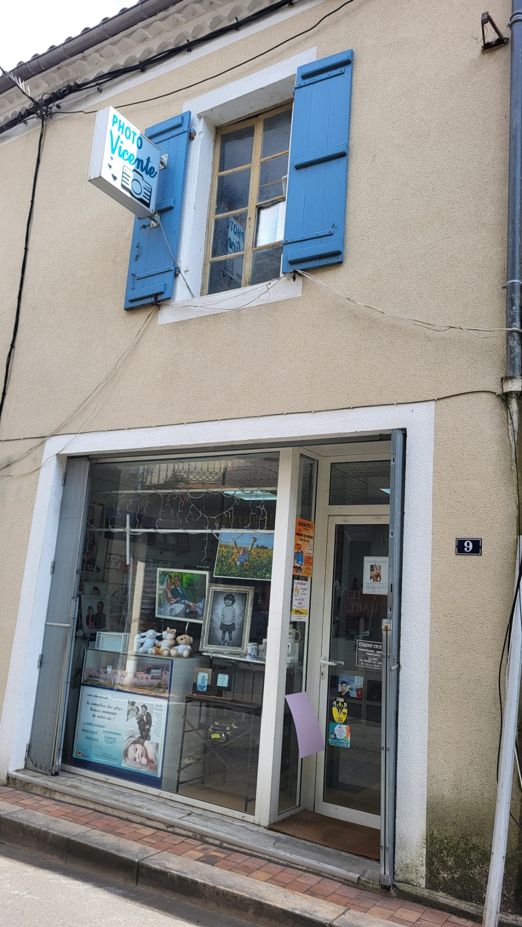 Cède fonds de commerce de photographie (tirages numériques, photos d’identité…) et de travaux d’impression (reprographie et imprimerie…). Exploitée depuis plus de 40 ans, le commerce est situé en plein coeur de ville, à quelques mètres d’un monument historique, avec de nombreuses places de parking gratuites à proximité immédiate. Local commercial de 20 m2 + studio photo de 25 m2 + bureau 15 m2 + 4 mètres linéaires de vitrine. 
Spécialisée dans la photographie des évènements de la vie, photos d’entreprises, photos scolaires, photos d’immobilier…
Les photos d'identité apportent un bon chiffre d’affaires et un flux important (juste à côté de la Mairie, pour les cartes identité et/ou passeport) et en version numérique pour les permis de conduire et les titres de séjour (agrément ANTS).
La boutique jouit d'une réputation solide et d'une présence établie dans le secteur. Clientèle fidèle majoritairement composée de particuliers, de collectivités locales, associations et entreprises, elle se complète d'une clientèle touristique en saison. Le loyer est très modéré, 3 000 €/an et le bail commercial se poursuivra. Aucun salarié n’est à reprendre. Le magasin est équipé de matériel de qualité. Il existe un fort potentiel de progression,