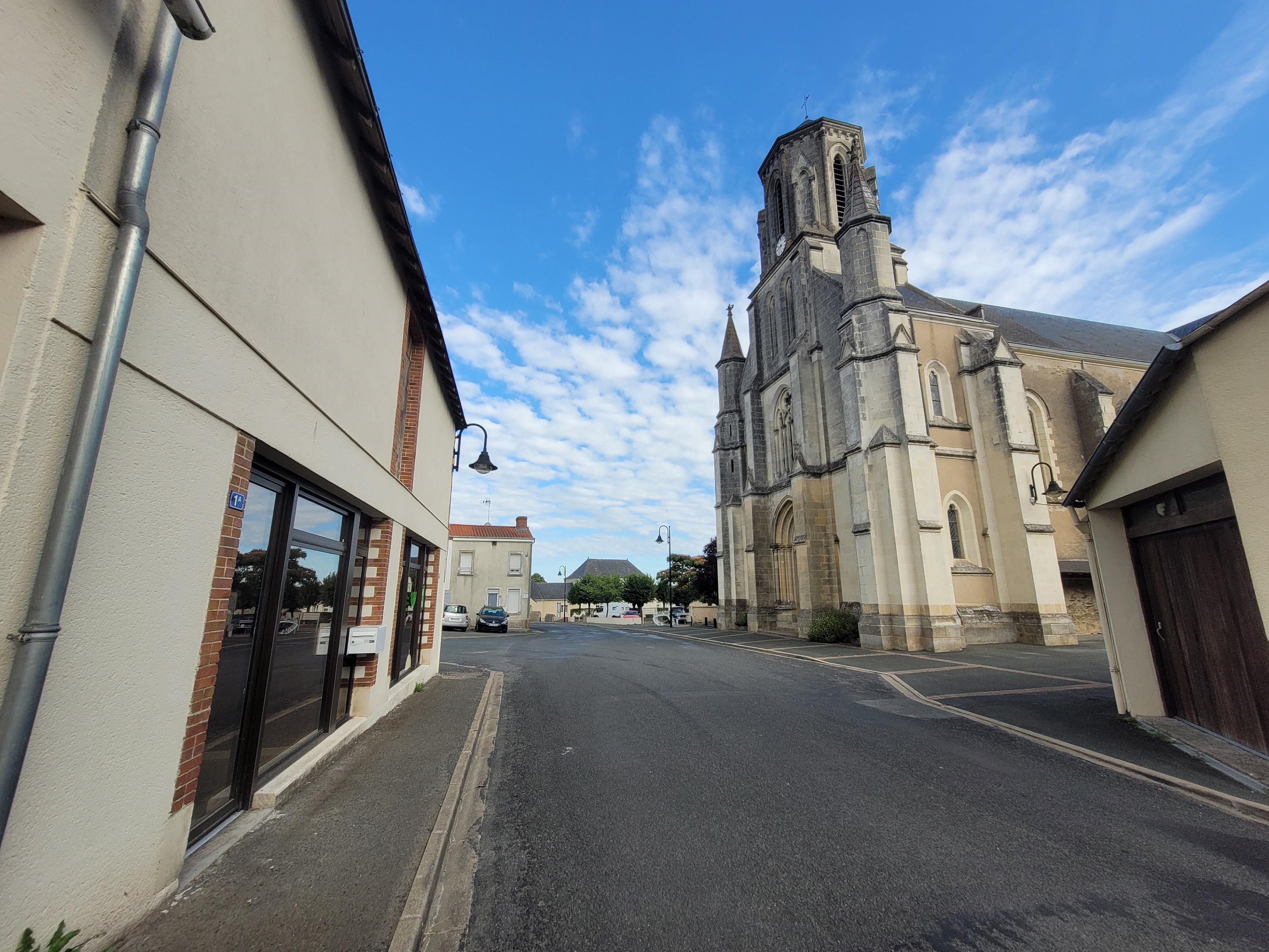 Le local proposé est situé à Mauges-sur-Loire (18 284 habitants), et plus précisément sur la commune déléguée de Saint-Laurent-du-Mottay (724 habitants). Le local se situe sur l’axe principal de Saint-Laurent-du-Mottay, rue de la Mare. Il est situé en cœur de bourg, face à l’Eglise et voisin du salon de coiffure. 

Trois commerces sont ouverts à Saint-Laurent-du-Mottay : un restaurant et service traiteur, une boulangerie avec une épicerie d’appoint, et un salon de coiffure. De l’agriculture à l’industrie, en passant par le commerce et les services, ce sont plus de 40 entreprises qui sont implantées à Saint-Laurent-du-Mottay. 

Le local dispose d’une surface de 26,6m². Aujourd’hui, il se compose d’un hall d’entrée, d’un bureau et d’une réserve. L’aménagement pourra être réorganisé, à charge du Preneur. Les sanitaires sont partagés avec le commerce voisin, séparé par une porte avec serrure. 
Le local a été entièrement rénové à l’hiver 2021. La vitrine est neuve. Le chauffage est électrique. Des arrivées d’eau sont disponibles dans le bureau et dans la réserve. 

Le local est mis à disposition d'une activité de commerce ou de service (hors restaurant).
Le montant indicatif du loyer est 177 € TTC - Pas de rachat de fonds de commerce.