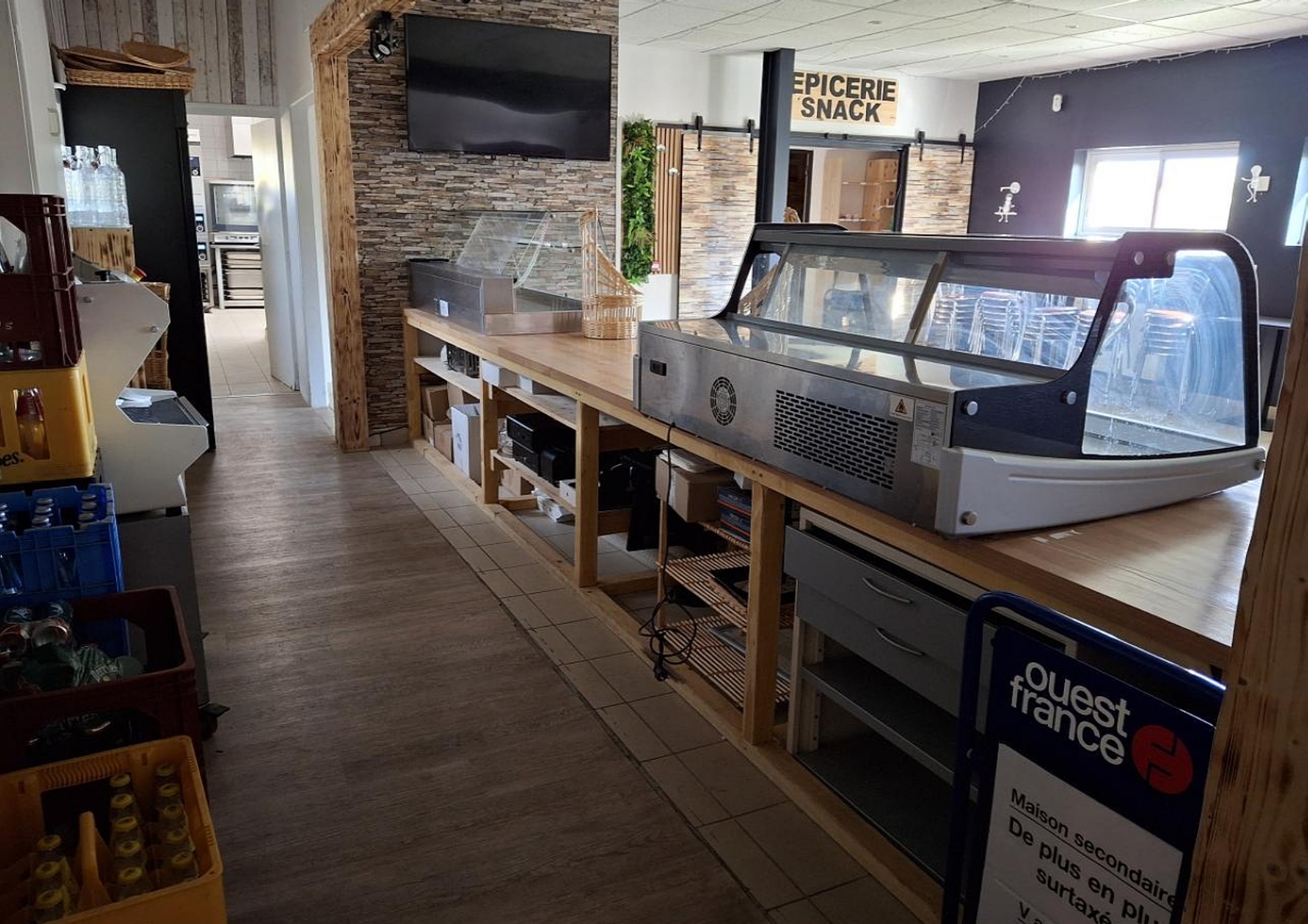 Appel à repreneur - Ouverture d'un café multiservice - commune de Congrier, Mayenne (53)

La commune :
Congrier est une commune de presque 1000 habitants située dans le Sud-Mayenne. Elle se trouve au carrefour de quatre départements (la Mayenne, le Maine et Loire, la LoireAtlantique et l’Ille et Vilaine) et est stratégiquement située à 45mn de Laval, 1h d’Angers, 1h de Rennes et 1h30 de Nantes. C’est un village dynamique qui concilie les bienfaits de la campagne et une vie active riche grâce à une dizaine d’entreprises implantées sur son territoire.
Il y a une véritable demande de la part des habitants de Congrier de maintenir le café multiservice ouvert, tant pour une offre de restauration le midi à destination des habitants, artisans et salariés des alentours, que pour assurer le maintien des services proposés : produits boulangerie, épicerie, point poste relais et service colis. De plus, les soirées à thème organisées par le café rassemblent familles et amis, qui se réjouissent de ces moments de convivialité.

Activités déployées : restauration du quotidien, bar, terminal de cuisson pain, Poste, relais colis, corner épicerie.

Le local :
• Entièrement équipé (liste du matériel et des équipements consultables sur demande)
• Superficie : 120m2
• Logement à disposition
• Restauration : salle, bar, chambre froide, cuisine, légumerie
• Logement : 4 chambres, toilettes, salle de bain
• Stationnement à proximité

Contrat proposé : contrat vente matériel et équipements (11K€ HT) et contrat cession droit
au bail commercial 3-6-9 signé en février 2020, intégrant une mise à disposition de Licence
IV communale (8k€).

Aspects financiers :
• Apport financier pour stock produits et trésorerie initiale à prévoir : 7 à 10K€.
• Montant du loyer local commercial et logement: 450€.

Profil de gérant recherché :
• Vous possédez des vraies qualités de commerçant et une vive volonté d’entreprendre.
• Vous souhaitez vous engager en faveur de la ruralité et en comprenez les enjeux.
• Vous justifiez d’une expérience significative dans le secteur de la restauration ou du
commerce et maitrisez les techniques culinaires essentielles, ainsi que les normes
d’hygiène et de sécurité.
• Vous avez des bases solides en gestion et faites preuve de rigueur et d’organisation.
