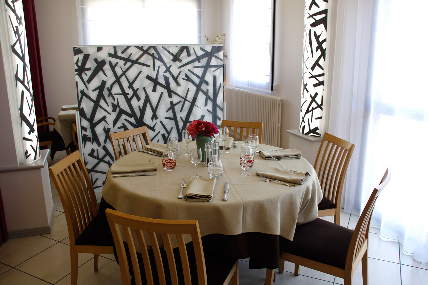 Montauban Est  12 km Vend Murs et fonds d'un Hôtel Restaurant d'environ 1000m2 rénové  ** avec licence IV non exploitée sur 2000 m2 .
 Cet Hôtel Restaurant est dans un petit village bien connu dans la région, très proche de Montauban ville très touristique.
 Proche d'un axe autoroutier de L'A2 Montauban cet ensemble est composé de la partie principale hôtel restaurant avec sa salle de petit déjeuner et son coin bar non exploité.
 Ce restaurant est aux normes bien décoré avec une grande salle de 50/80 couverts, un salon indépendant , les cuisines sont aux normes spacieuses et lumineuses 
 L'Hôtel lui aussi est aux normes avec 18 chambres 2**NN réparties en deux bâtiments, avec une annexe donc les chambres sont plus grandes. Tout le système incendie est aux normes, pas de travaux importants à prévoir. (Buanderie, chaufferie tout est en très bon état) il y a même un compresseur en cas de panne électrique totale.
 Une maison est indépendante et peut vous accueillir (un couple, une famille maison avec 3 chambres cuisine séjour salle de bains)
 Un immeuble aussi fait parti du lot avec au rez de chaussée des réserves, au premier une salle de séminaire de 50 m2 pour 25 pers environ, au deuxième niveau un grand appartement de 80 m2 en bon état. Pratique pour loger le personnel ou autre.
 Une petite maison indépendante louée fait partie de l'ensemble aussi.
 Une piscine refaite aux normes est aussi à votre disposition, parking Tout est prévu.