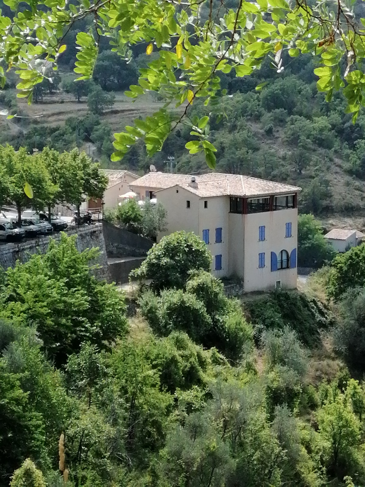 Située à 620 mètres d’altitude LES FERRES est une commune de 93 habitants (Recensement INSEE 2022) au cœur du Parc Naturel régional des Préalpes d’Azur dans la vallée de l’Estéron et intégrée au sein de la Communauté d’agglomération de Sophia Antipolis.
Son territoire se trouve à :
-	moins d’1 heure de Nice ;
-	30 minutes de Carros ;
-	50 minutes de la Station de ski de Gréolières-les-Neiges ;
-	10 minutes de Bouyon et de son école ainsi que de sa piscine municipale ;
-	25 minutes de Roquesteron ;
-	la croisée des sentiers de randonnées, ainsi que des itinéraires de VTT situés sur le massif du Cheiron et du pont de la Cerise.
Son environnement naturel préservé, sa proximité avec des bassins de vie et d’emplois importants en font un lieu de vie et de vacances privilégié. 
Au cœur de ce site préservé, l’Auberge communale est un bâtiment construit à la fin des années 90 offrant une vue panoramique sur le massif du Cheiron.
L’établissement est situé au cœur du village, à proximité immédiate d’un parking et bornes de recharges rapides pour les véhicules électriques. 
Il comprend :
- Au rez-de-chaussée : une cuisine, une salle de restaurant, un coin épicerie, un vestiaire avec douche, un dégagement avec deux WC indépendants et une terrasse;
- Au niveau moins un (par rapport au dénivelé) : quatre chambres, la chambre 1 et 2 ayant une salle de bain commune. L’ensemble offrant une capacité de 10 couchages;
- Au niveau moins deux (par rapport au dénivelé) : un appartement de trois pièces qui est affecté à titre de logement de fonction et dont l’occupation est totalement liée à l’exploitation de l’auberge et dont l’exploitant fera une condition déterminante de son consentement, qu’il ne puisse s’agir d’une location relavant de la loi du 6 juillet 1989;
- Au niveau moins deux (par rapport au dénivelé) : une buanderie et un local à vélo.

Capacité salle de restauration : 60 à 80 couverts
Capacité terrasse : 20 couverts
Superficie des locaux : 
-	Salle de restaurant, cuisine, WC et annexes : environ 250m²
-	Chambres d’hôtels : 75 m²
-	Appartement de fonction : environ 82m²

La Commune de LES FERRES a à cœur de maintenir un lieu de vie et de rencontres au cœur du village.
L’objectif est de proposer une restauration de qualité, accessible à tous, qui s’intègre pleinement dans la vie locale et contribue à l’attractivité de la commune.
La Commune souhaite collaborer étroitement avec un professionnel dynamique et qualifié, capable de développer une offre adaptée aux attentes des habitants tout en attirant une clientèle extérieure. Elle accompagnera le futur gérant dans la mise en place de son activité, en favorisant les synergies avec les acteurs locaux (associations, producteurs locaux, office de tourisme etc.) et en soutenant les initiatives qui renforcent le dynamisme économique et social de LES FERRES.
Pour ce faire, la Commune souhaite confier la gestion de l’Auberge à un ou plusieurs exploitants expérimentés, dont le projet s’inscrira dans les objectifs suivants :
- Assurer une offre de restauration et d’hébergement de qualité, adaptée aux usagers du site ;
- Développer une activité touristique attractive en toute saisons ;
- Contribuer au dynamisme économique local ;
- Un lieu de rencontre et d’animations pour le village qui participe et travaille en collaboration avec les acteurs du village (Associations, mairie, …)

Le dossier de candidature est disponible et téléchargeable sur le site internet de la commune ( https://lesferres.fr/appel-candidature-reprise-auberge-les-ferres/ )et peut être sollicité auprès du secrétariat de la mairie, par téléphone (04.93.59.08.10), par courriel (commune-de-les-ferres@orange.fr) ou par voie postale (Commune de LES FERRES, 5 route du Mont Saint Michel – 06510 LES FERRES)