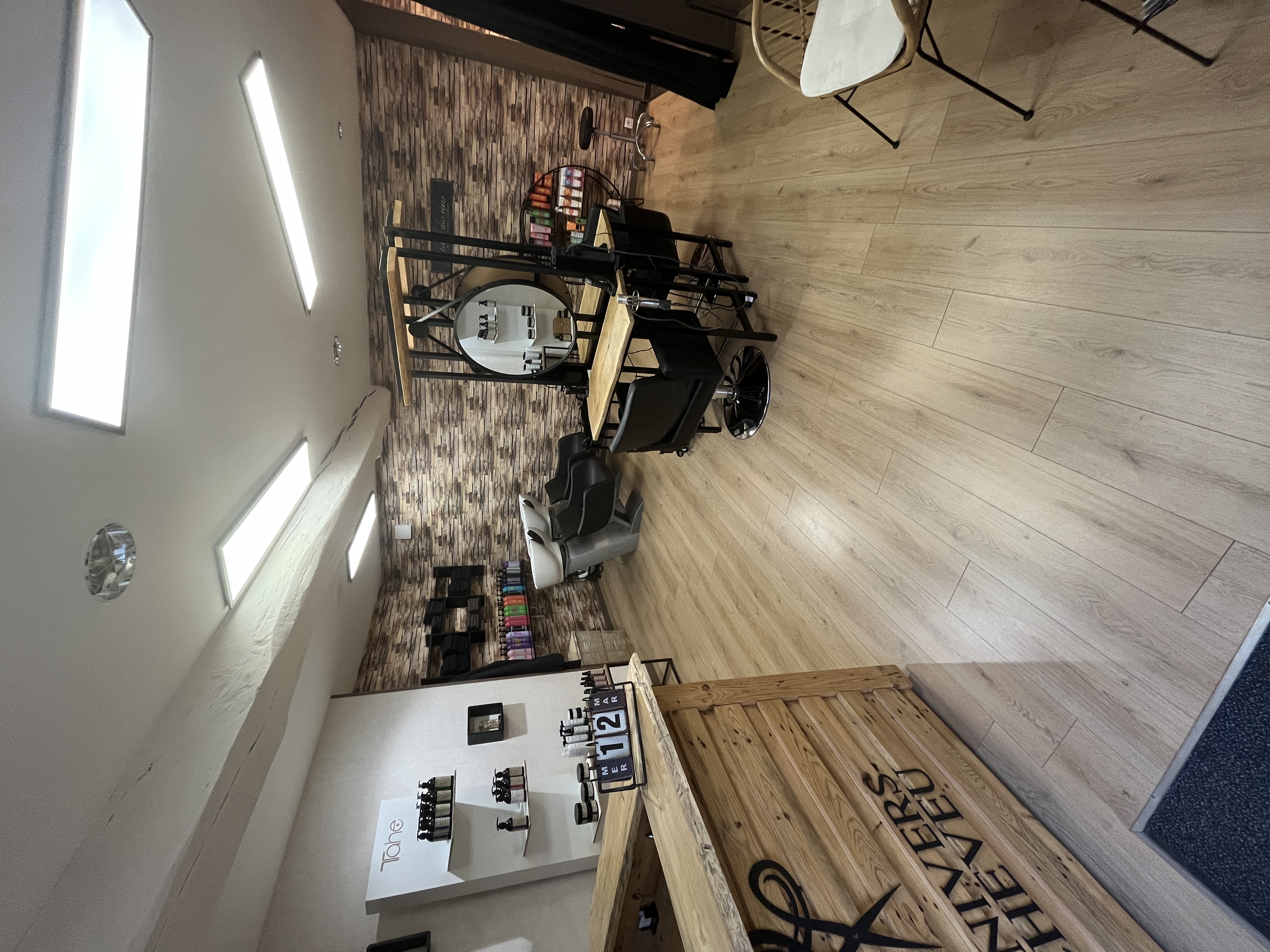 Fond de commerce salon de coiffure à vendre pour cause de déménagement 
Salon prêt à l’emploi, refait à neuf il y a 2 ans et demi, dans une ambiance chaleureuse. 
Aucuns travaux à prévoir.

* Clientèle très fidèle et régulière
* Planning complet sur minimum 3 semaines
* Pas de concurrence directe, seul salon dans la commune

𝓛𝓸𝓬𝓪𝓵𝓲𝓼𝓪𝓽𝓲𝓸𝓷:
*  Requeil (72510)
* Centre bourg avec un parking en face du salon  pour faciliter le stationnement des clients.

- 𝓔𝓺𝓾𝓲𝓹𝓮𝓶𝓮𝓷𝓽𝓼:
* Réserve rénovée il y a 1 an et demi 
* Fauteuils changés il y a 2 ans
* Ordinateur + imprimante facture
* Climazon 
* Machine à laver + sèche linge 
* Frigo + micro-onde
 
Pas de salariés (mais possibilités de travailler a 2 dans le salon.)
Très bon potentiel de développement
Clientèle jeune et dynamique 
Prise de RDV en ligne
- 𝓛𝓸𝔂𝓮𝓻 : 327€


📞 𝓒𝓸𝓷𝓽𝓪𝓬𝓽𝓮𝔃-𝓶𝓸𝓲 𝓹𝓸𝓾𝓻 𝓹𝓵𝓾𝓼 𝓭’𝓲𝓷𝓯𝓸𝓻𝓶𝓪𝓽𝓲𝓸𝓷𝓼, 𝓭𝓮 𝓹𝓱𝓸𝓽𝓸𝓼 𝓸𝓾 𝓿𝓲𝓭é𝓸𝓼 𝓼𝓾𝓹𝓹𝓵é𝓶𝓮𝓷𝓽𝓪𝓲𝓻𝓮 𝓸𝓾 𝓹𝓸𝓾𝓻 𝓾𝓷𝓮 𝓿𝓲𝓼𝓲𝓽𝓮.