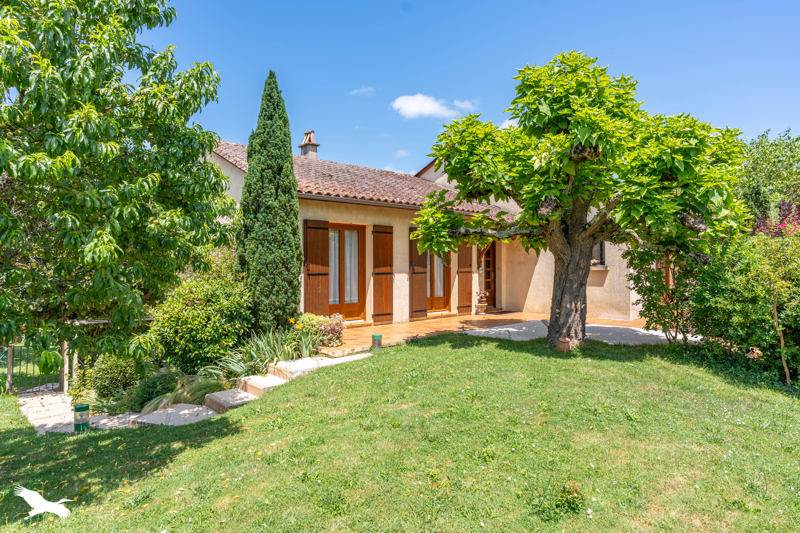 Maison (1987 DPE B) + Salon Coiffure + Terrain arboré + Parking 5pl. dont 1 Handicap. S Dans village avec commerces Ecoles 500m Collège 2km. Bassin d'emploi important
Pas de concurrence coiffure.
Cadre agréable en vallée Dordogne.
Salon équipé prêt à démarrer et maison  vendue cause retraite.
Potentiel maison : Habitation + Studio + Salon de coiffure ou autre commerce possible.
A saisir