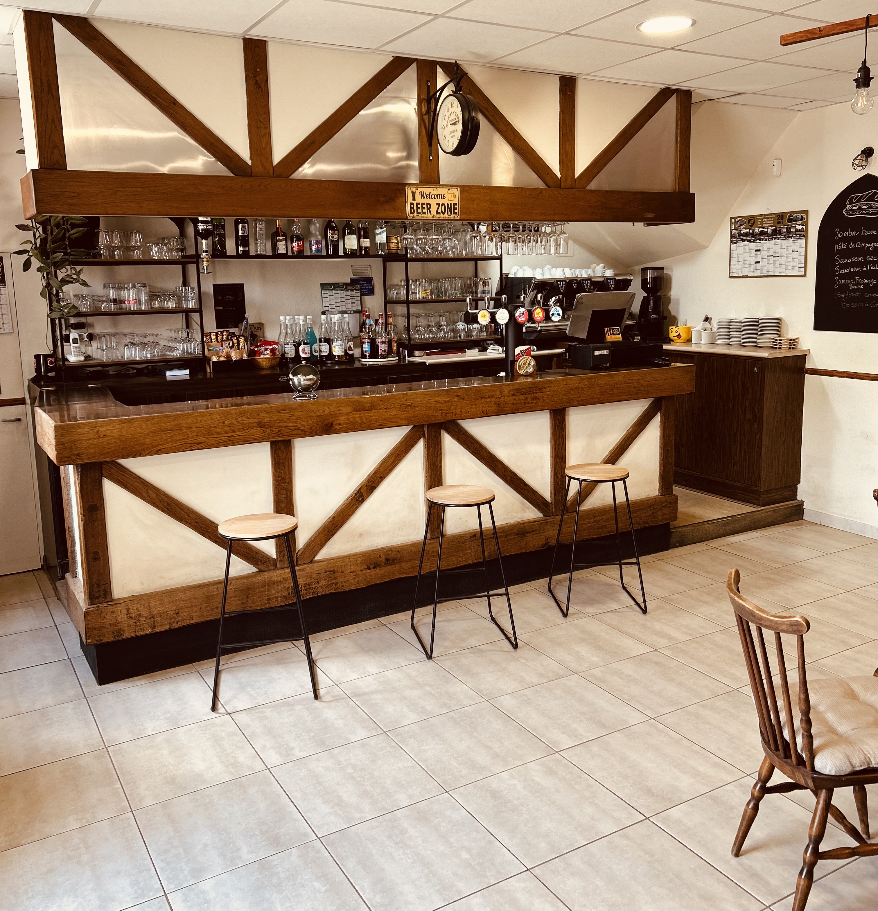 Établissement à vendre mur + fond de commerce 

Bar / Restaurant familial existant depuis plus de 100 ans.
Emplacement privilégié sur l’axe RN175 (très fréquenté), aux portes de la Bretagne et à seulement 10 minutes du Mont-Saint-Michel.

Clientèle fidèle et variée (touristes, routiers, ouvriers).
Actuellement ouvert du lundi au vendredi, avec possibilité d’augmenter le chiffre d’affaires en ouvrant le week-end.

Très grand parking clôturé (60 places pour poids lourds) ainsi qu’un local en bord de route permettant de lancer une activité complémentaire.

Commerce en excellent état général.
Bar de 20 places avec une belle cheminée fonctionnelle.
Une première salle de 50 couverts et une seconde de 40 places.

Appartement à l’étage avec dépendances supplémentaires.