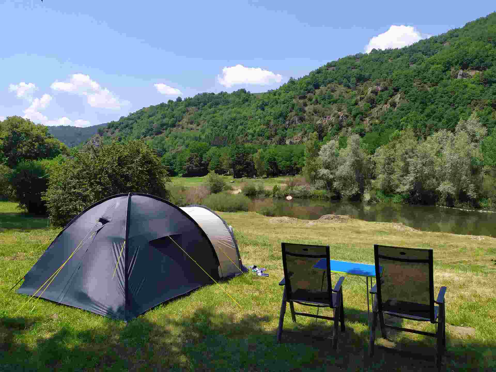 À céder, fonds de commerce d’un camping de plein air situé à Vorey-sur-Arzon, dans un environnement naturel privilégié en bord de Loire.

Reclassé 3 étoiles en juin 2025, l’établissement dispose d’hébergements locatifs et d’une offre de restauration dans un cadre de caractère, avec un bar-restaurant aménagé dans un ancien corps de ferme.

L’ensemble bénéficie d’un terrain de 5,5 hectares et d’un fort potentiel de développement, avec 100 emplacements de camping numérotés et la possibilité d’en installer davantage selon le projet du repreneur.

L’exploitation comprend 9 mobil-homes destinés à la location, un bar avec licence IV, un restaurant de 50 couverts, une terrasse avec pergola, deux blocs sanitaires ainsi qu’un bloc sanitaire PMR.

Le site dispose également de nombreux équipements appréciés de la clientèle : piscine, sauna, salle de jeux, parking et espaces propices aux activités de plein air. L’affaire s’appuie sur un positionnement nature et séjour, en lien avec les activités touristiques du secteur : randonnée, pêche, VTT, baignade, canoë et découverte de la Haute-Loire.

La clientèle est majoritairement touristique et de séjour, avec une forte dimension internationale : environ 70% de clientèle néerlandaise, ainsi que des clientèles allemandes, anglaises, belges et suisses. Cette fréquentation ne repose donc pas uniquement sur une clientèle française ni sur du simple passage, mais sur des séjours structurés, dans un cadre particulièrement recherché par une clientèle familiale et de loisirs.

L’établissement est exploité avec par 2 personnes, complété par 1 saisonnier. Il comprend notamment une surface de vente/restauration de 100 m2, un bureau de 12 m2, des espaces de stockage de 20 m2 ainsi que 75 m2 d’ateliers répartis en deux espaces de 30 m2 et 45 m2.

Le chiffre d’affaires HT s’établit à :

127.800 € en 2023,
117.000 € en 2024,
121.950 € en 2025.

L’affaire conviendra particulièrement à un couple ou à des associés souhaitant reprendre un outil de travail immédiatement exploitable, dans un cadre de vie attractif, avec une clientèle fidélisée et un potentiel d’évolution réel. Le cédant est prêt à accompagner le repreneur pendant 6 mois.

Prix de vente du fonds de commerce : 400.000 €.

À ce jour, il n’existe pas de possibilité de rachat du terrain.

Détail du matériel :

9 mobil-homes : 72.000 €,
Tracteur-tondeuse : 5.500 €,
Matériel de cuisine : 7.500 €,
Équipement bar : 1.200 €,
Mobilier bar et terrasse : 4.000 €,
Matériel de sono : 1.000 €,
Valeur totale indicative du matériel compris dans la vente : 91.200 €.