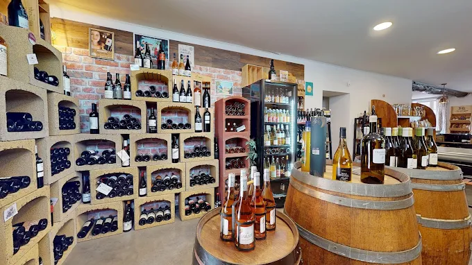 Dans une commune dynamique, boutique très agréable et reconnue créée en Janvier 2022, qui propose principalement du circuit court (primeur, crèmerie, épicerie) et une cave à vins et à bières, avec des dégustations régulières. 

Terrasse d'environ 20 m2 à l'arrière, au calme, en bois et travertin (non exploitée aujourd'hui)

Local d'env 100 m2 : 80 m2 de surface de vente, réserve,  et chambre froide.

Clientèle fidélisée.

Clé en main, avec des possibilités de créer des services pour compléter l'activité. 
Affaire saine cédée pour de nouveaux projets.

CA annuel stabilisé : 200 à 250 000€
Loyer : 500 €/mois