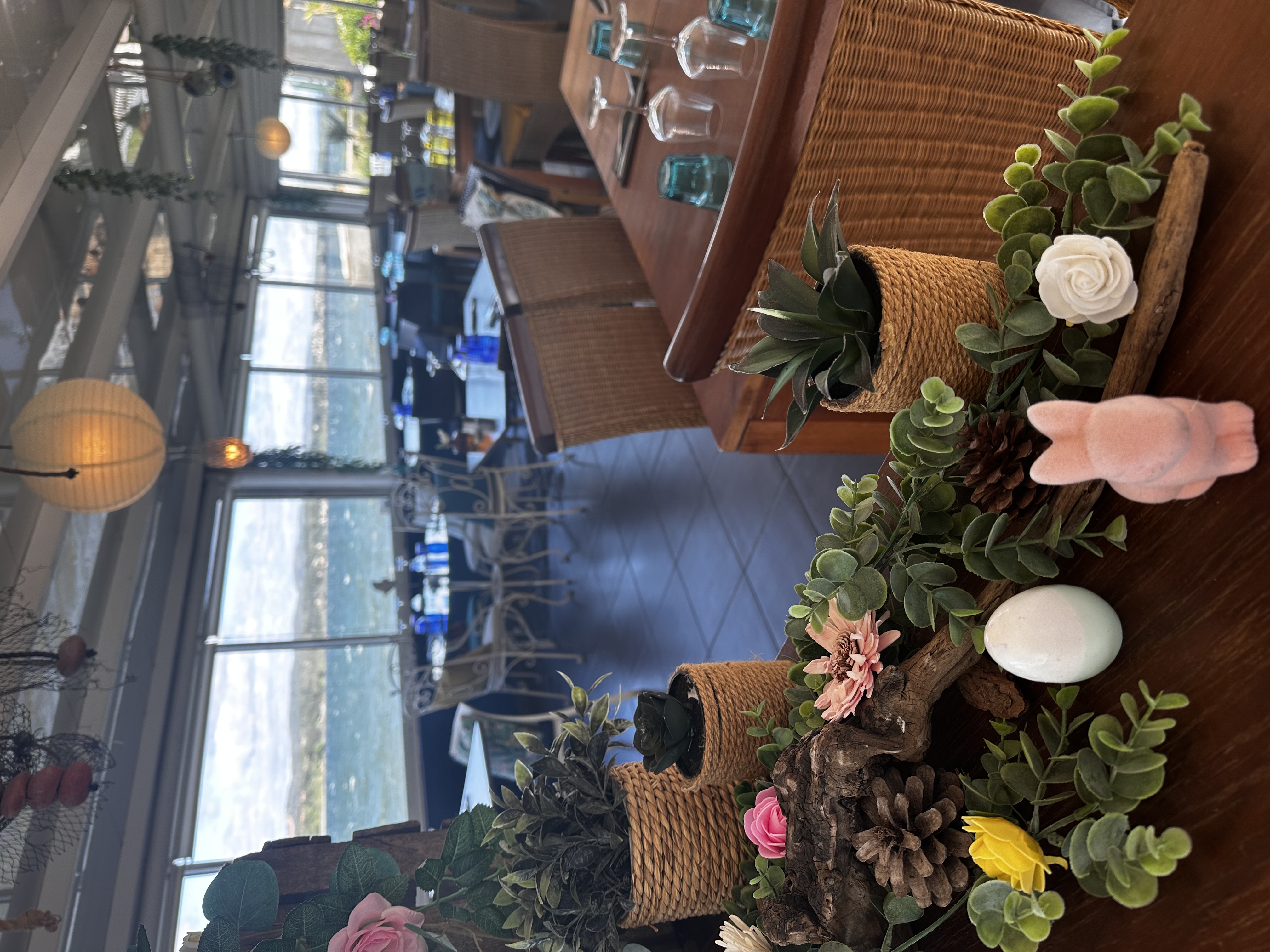 À vendre fonds de commerce de restaurant ouvert à l'année, jouissant d'un emplacement privilégié à la vue imprenable sur le bassin de THAU à proximité d'une station balnéaire de renom. Idéalement réservé à un couple de professionnels. Ce très bel établissement bénéficie d'une surface totale de 460 m2 environ. La salle principale d'une surperficie de 200 m2 avec son bar peut accueillir jusqu'à 80 couverts. La cuisine est bien équipée et bien entretenue, aux normes HACCP, pas de travaux à prévoir. A l'extérieur, une grande terrasse couverte et chauffée d'environ 140 couverts et deux terrasses ouverte sur l'eau d'une capacité de 40 couverts, peut convenir à tous types d'évènements. La carte proposée est essentiellement composée de saveurs méditerranéennes accompagnées de vins locaux. L'établissement est réputé et bénéficie d'une clientèle fidèle accompagnée d'un fort afflux touristique. Affaire s'adressant idéalement à un couple de professionnels ou de deux associés. Parking municipal gratuit et 12 places privatives à proximités.Très bonne rentabilité. loyer 3 200 euros H.T. + droit de terrasse.

Surface : 460 m2