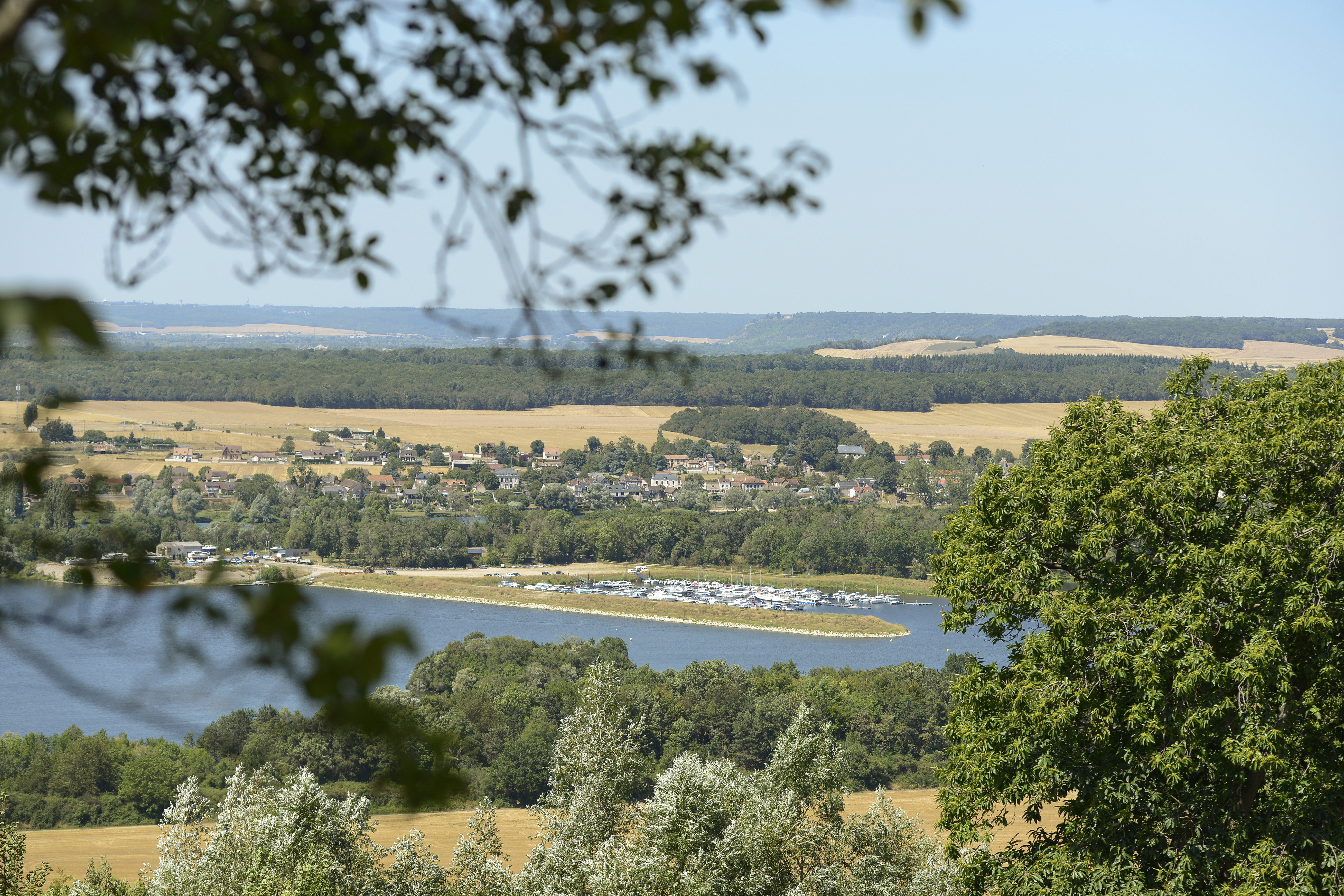 L’Agglomération Seine-Eure recherche un opérateur pour exploiter et animer un port de plaisance avec activités touristiques à Venables, bénéficiant d’une localisation stratégique et d’un cadre naturel remarquable.

Description du bien :

L’Agglomération Seine-Eure lance un Appel a Manifestation d’Intérêt (AMI) pour identifier un opérateur afin de développer, gérer et animer un site portuaire stratégique en bord de Seine. Le projet s’étend sur 78 hectares et s’inscrit au cœur d’un environnement naturel remarquable au sein de l’un des principaux axes fluviaux touristiques français.

L’AMI vise à sélectionner un ou plusieurs opérateurs capables de porter un projet touristique global structuré autour de trois composantes :

- L’exploitation et l’animation du port de plaisance : accueil des plaisanciers, gestion des amarrages, entretien des infrastructures, sécurité et animation du site. En complément, l’operateur pourra développer une offre de restauration, organiser des évènements culturels ou festifs et aménager des espaces dédiés aux groupes, séminaires et ateliers.

- Des activités nautiques et de loisirs : location de canoés, kayaks, paddles, pédalos, bateaux promenades ou toute autre activité compatible avec le site. Les pratiques douces et le tourisme durable, accessibles a un large public, sont privilégiés.

- Des hébergements flottants ou insolites : installation d’hébergements légers en harmonie avec le site, répondant à quatre exigences : insertion paysagère exemplaire, normes de sécurité et d’accessibilité, démarche écoresponsable, préservation des milieux naturels.

Grâce à cet AMI, l’Agglomération Seine-Eure ambitionne de créer une destination de loisirs et de tourisme fluvial attractive et innovante, valorisant durablement les espaces naturels de la vallée de la Seine au bénéfice des habitants comme des visiteurs.

Surface totale :

78 000 m² 

Localisation :

Le site bénéficie d'un positionnement géographique stratégique en Normandie, au cœur de l'Eure, au sein d'une communauté d'agglomération dynamique de 60 communes et près de 105 000 habitants. Il se trouve sur l'axe Paris-Rouen-Côte normande, en vallée de la Seine, et est accessible :

- Par la route : autoroute A13, desservant l'ensemble du territoire entre Paris et la Normandie ;
- Par le train : bonne desserte ferroviaire du secteur depuis Paris et Rouen ;
- Par voie fluviale : situation directe sur la Seine, étape sur l'un des principaux axes de navigation touristique français ;
- À proximité : itinéraire national La Seine à Vélo, circuits de randonnée et de trail, sites touristiques majeurs (Giverny, Château Gaillard).

Conditions d'acquisition :

Appel à Manifestions d'Intérêt - Date limite des candidatures : 7 Juillet 2026
Nous consulter pour plus d'informations

Caractéristiques / Atouts :

- Cadre naturel d'exception
- Zone constructible pour hébergements flottants/insolites
- Potentiel de développement multi activités