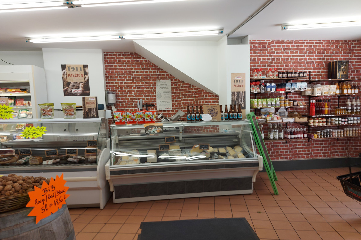 Alimentation sous enseigne vival 150 m2 plus 90 m2 de réserve dans petit village du Var au luc en provence
Clientèle très sympathique 
Le commerce est ouvert tout les jours