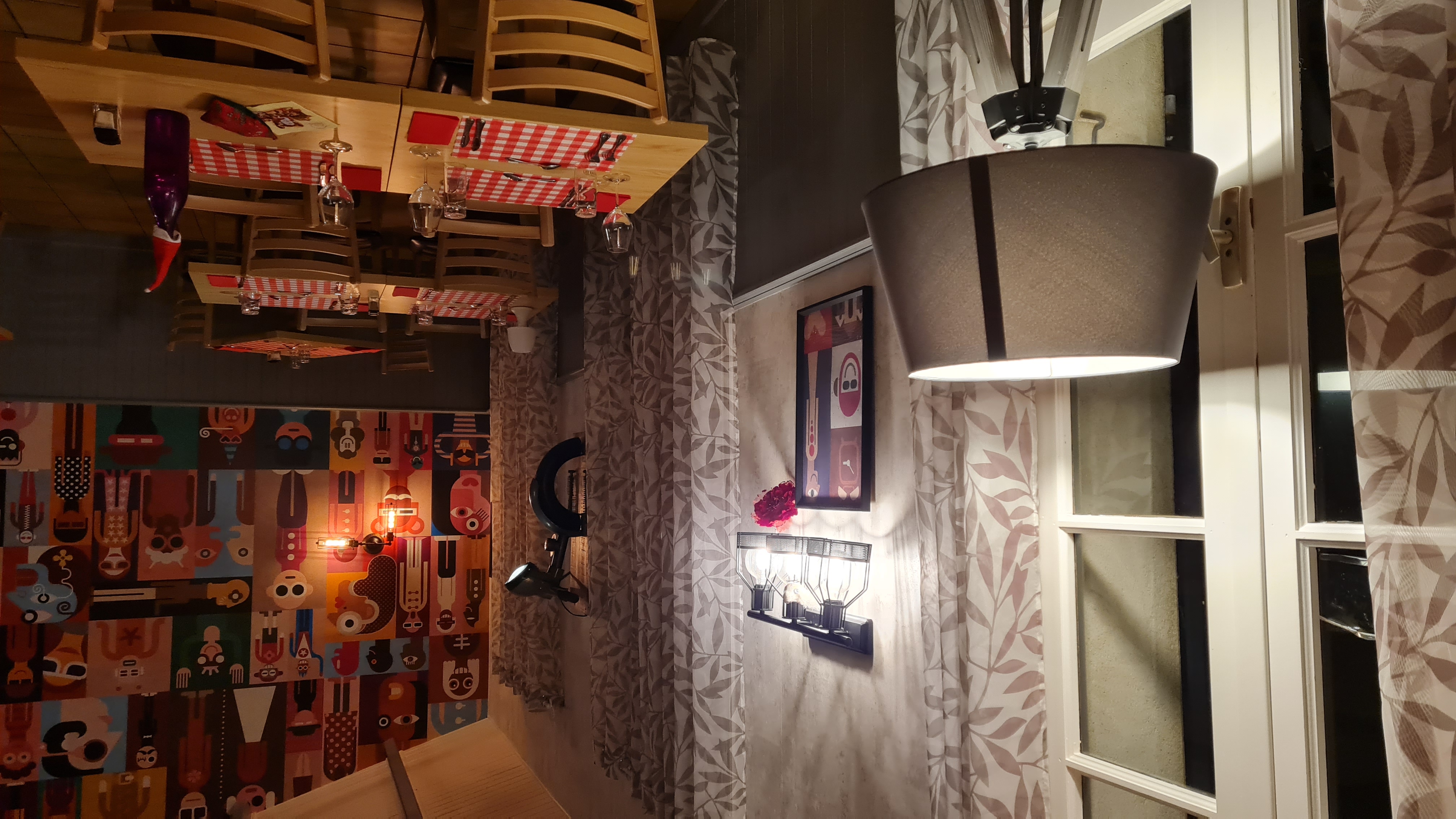 Le prix est pour les 2 bâtiments. Une Opportunité exceptionnelle dans un havre de paix.  Nous vendons pour fin de carrière, retraite.

2 maisons rénovées. Une longère et un plain pieds. Modulable idéal pour ; RBNB, gîtes, regroupement familiale, grande famille, atelier, commerce divers, investisseur rendement locatif élevé car manque de bien en  location. Idéal pour un couple voulant une habitation sur le lieu de travail.

1er bâtiment est la LONGERE 90M² 
Totalement rénovée dans son caractère, nouveaux châssis et portes en bois simple vitrage, remplacement de toutes les canalisations, planchers, ballon d'eau, chauffage électrique économique par inertie, insert bois, nouveau conduit cheminée.  La cuisine équipée.  Isolation murs et toit..
 3 chambres NON mansardées et un dressing, Le couloir est mansardé mais pas gênant.
Jardin sur le pourtour de la longère

2ème bâtiment est le PLAIN PIED : 154M². 
2 entrées indépendantes.  Actuellement  restaurant totalement rénové et remis aux normes depuis 2021. Matériel haute qualité neuf. (voir photos). 40 places en intérieur et 20 places en terrasse. Jardin de 780m² totalement clôturé.
Tout est neuf, ballon d'eau, adoucisseur, électricité, isolation, gaz, une partie à des nouveaux châssis et portes en PVC double vitrages.
Ce bâtiment est facile à réhabilité en maison ou gîtes.. autres

.Facilités : école, boulangerie, bar tabac, poste, Super U, Intermarché, bus scolaire,...

Situation : Proche de Cognac et d'Angoulême, à 1h00 de la MER

INFO : Aucun personnel à reprendre. Tout est libre.