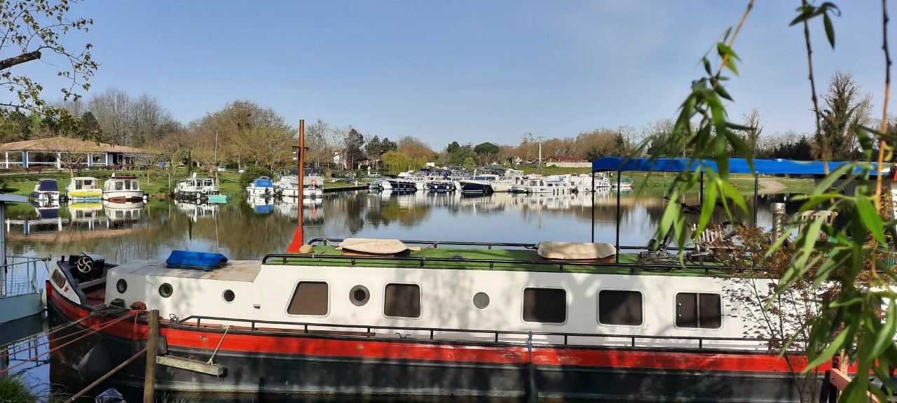A vendre Fond de commerce Bar-Restaurant-Snack au coeur d'une halte nautique sur le canal des deux mers.
Offrez-vous une opportunité unique ! Situé dans un cadre idyllique sur la voie verte du canal, ce Bar-Restaurant bénéficie d'un flux constant de cyclistes, plaisanciers et touristes en quête d'une pause gourmande.
Les atouts :
Emplacement exceptionnel en bord de canal, face au port avec grande terrasse accueillante.
Clientèle diversifiée : locaux, voyageurs, évènements.
Cuisine entièrement équipée, espace bar convivial.
Potentiel de développement : soirées à thème, concerts, partenariats avec les activités locales, etc.
Surface totale de 600m2. Capacités de 85 couverts minimum en été.
Bail en cours.
Chiffre d'affaires stable avec potentiel de croissance.
Prix de vente : 198000€