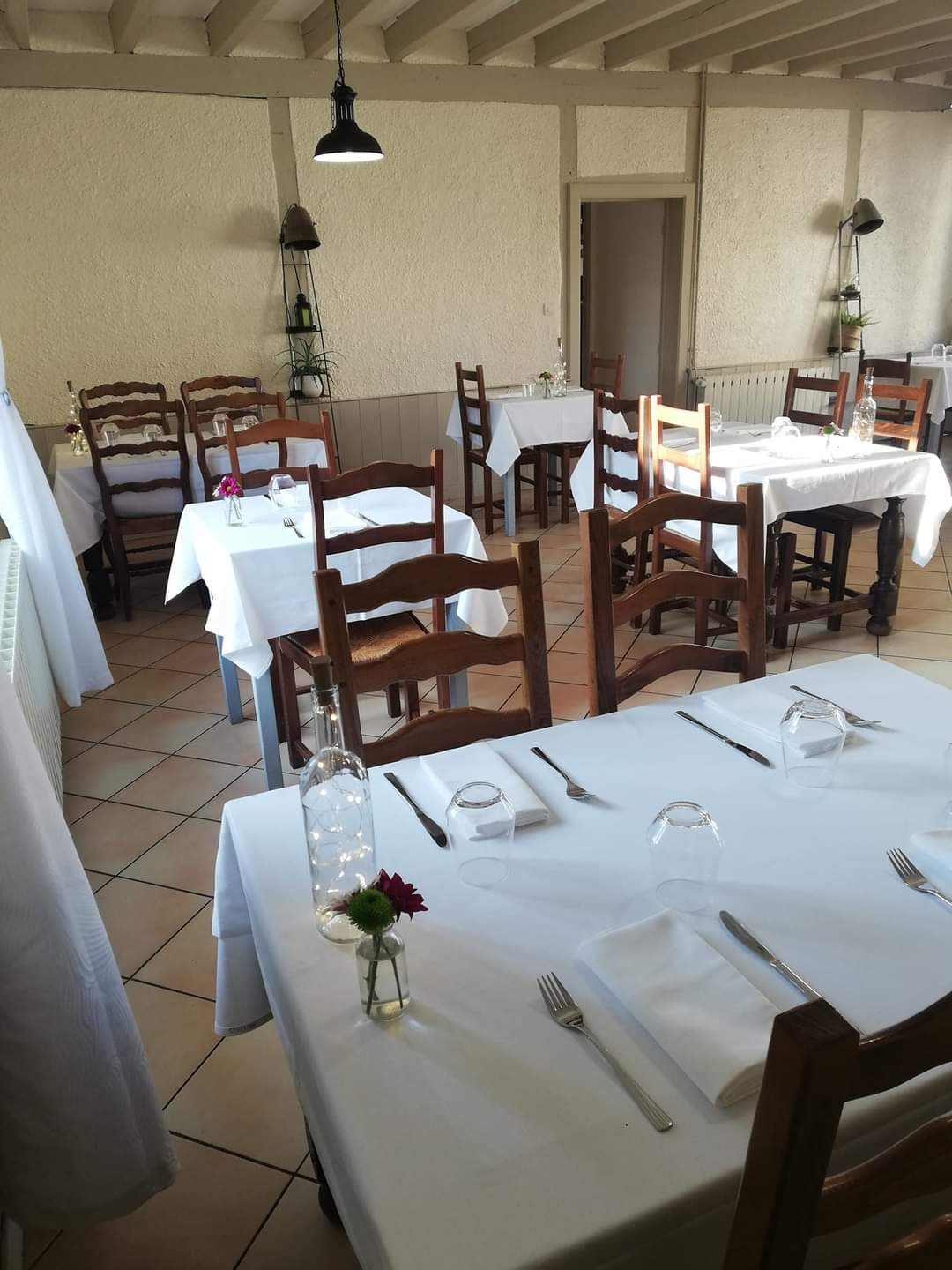 La commune de Langeron (Nièvre) recherche un gérant (H/F) pour son bar restaurant situé à 4 km de Saint Pierre le Moûtier entre Nevers et Moulins.
L'établissement dispose d'une salle de restaurant d'environ 40 m2 avec une partie bar d'environ 20 m2. Une cuisine équipée avec partie cuisson, saladerie et plonge complète le RDC. A l'étage le logement est composé de trois chambres avec une salle de bain. Un préau et plusieurs dépendances sont situés dans la cour extérieure.
Le loyer des murs du bâtiment est de 400 euros et le loyer commercial de 200 euros.
Renseignements par téléphone du lundi au jeudi au 03/86/90/80/22