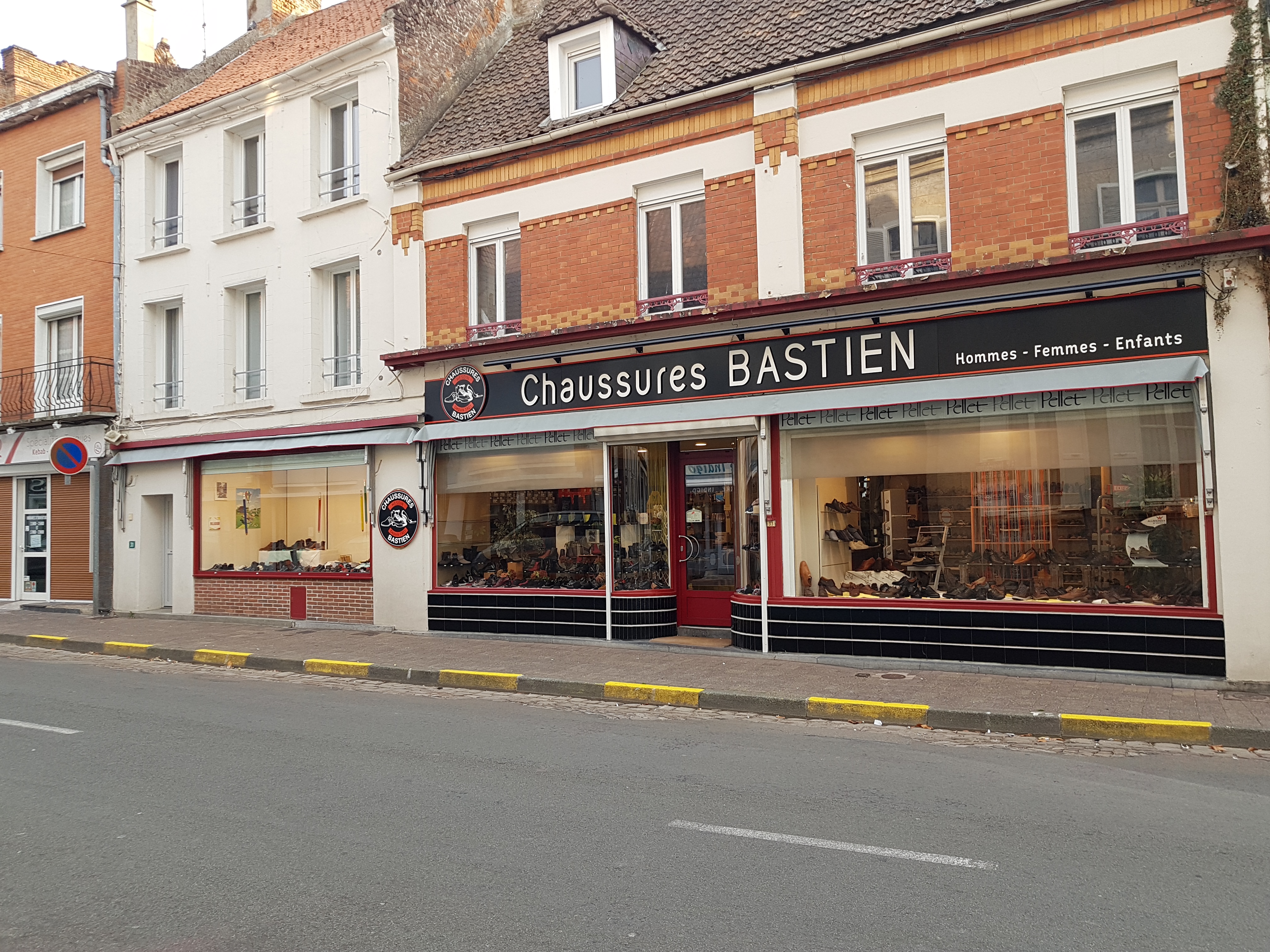 C'est ici une affaire de famille qui vient de fêter ses 125 ans d'existence dans le monde de la chaussure.
Dans une jolie ville (finaliste au plus beau village de France et plus beau marché de France), la boutique profite d'une belle exposition dans une rue passante, avec 3 grandes vitrines.
Magasin généraliste et multi marques, nous chaussons toute la famille .
60m² de vente, 3 belles vitrines sur 18m de trottoir... Et 150m² de réserves et bureau.

Possibilité d'acheter les murs