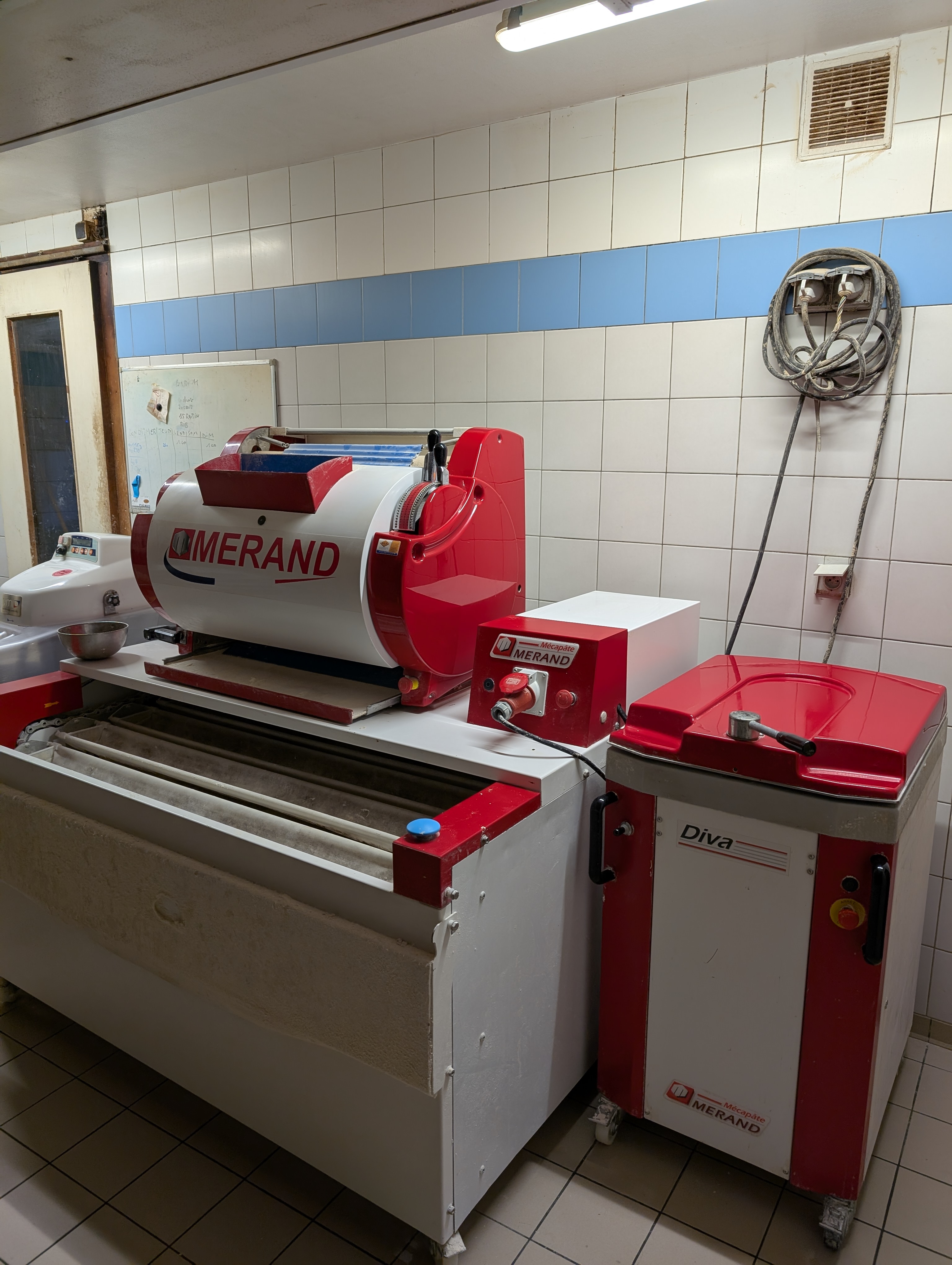 Vend boulangerie, avec possibilité logement trois chambres environ 200m2.

Situé entre la Réole et Duras, le fond de commerce comprends deux points de vente.

Équipements :
Four a sol 3 bouches
Four a pâtisserie 10 niveaux
Un pétrin axe oblique 50l
Un pétrin spirale 10 l
Une faconeuse et balancelle 
Une diviseuse
Chambre froide
Divers congélateurs, et frigo
Un surgelateur
Une camionnette 

Plus d'informations par téléphone, possibilité d'envoi de photos