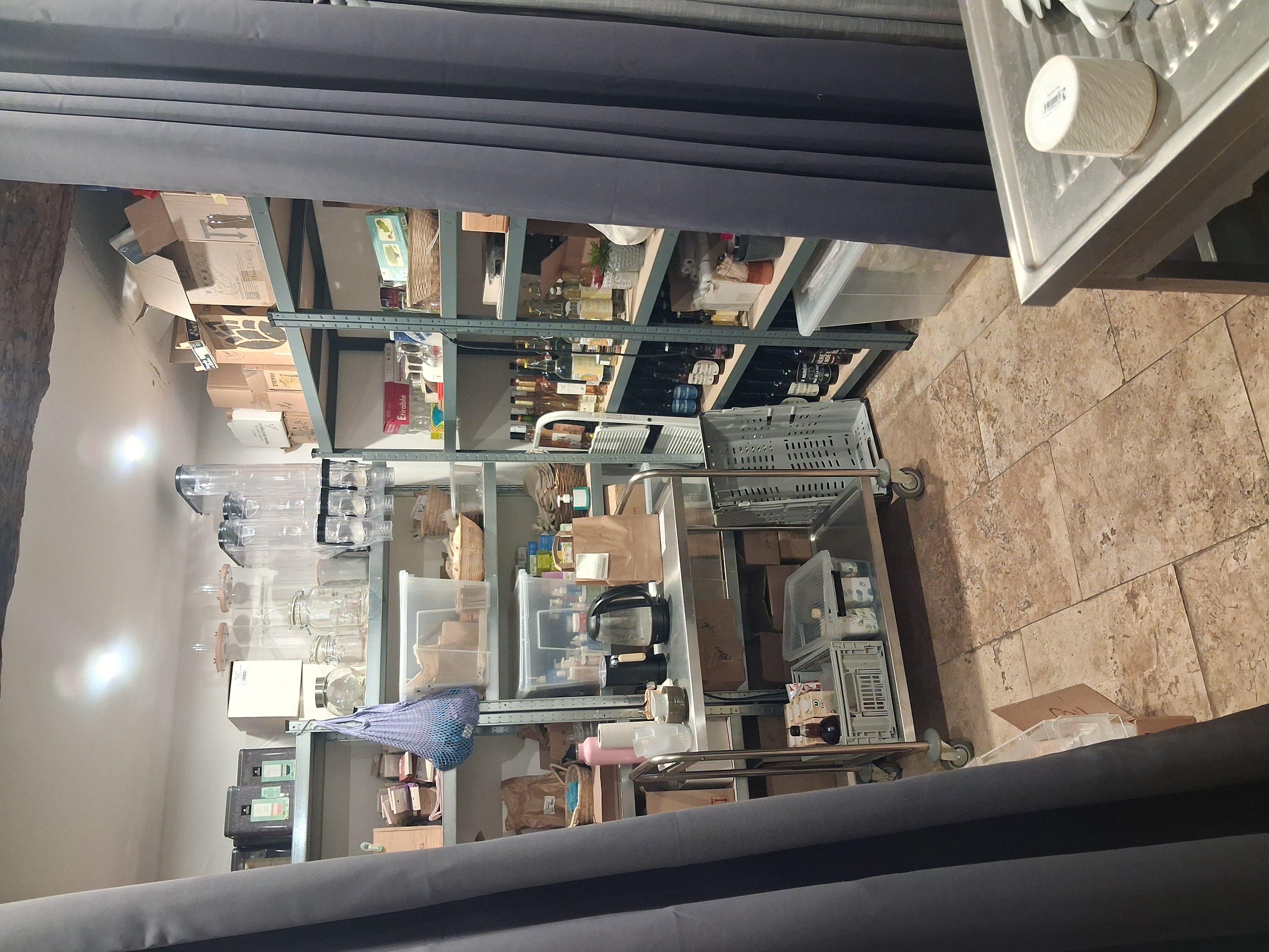 Fonds de commerce 41 m² Besse-sur-Issole

Fond de commerce à vendre – L'art de vivre en Provence

Besse-sur-Issole (Var, 83)

Imaginez votre commerce au coeur d'un village provençal typique, entouré de vignes, de collines boisées et d'un lac paisible… Bienvenue à Besse-sur-Issole, où l'authenticité et la douceur de vivre attirent chaque année habitants et visiteurs en quête d'authenticité.

L'affaire proposée : une épicerie éco-responsable, spécialisée dans le vrac, les produits régionaux et les cadeaux authentiques, au service d'une clientèle fidèle et d'un tourisme de charme.

Atouts du local (40.75 m² climatisés) :

Surface de vente accueillante de 29.60 m² + réserve de 9.20 m² + salle d'eau,
Jolie devanture avec possibilité d'installer une terrasse (redevance mairie).

Licence 3, offrant un potentiel de développement supplémentaire,
Bail 3-6-9 signé en juin 2022 mais renouvellement 3-6-9 à la signature.

Le tout est vendu clé en main, avec mobilier et stock inclus (17000€), pour une reprise immédiate.

Plus qu'un commerce, c'est une véritable opportunité de vie : allier un projet professionnel solide et durable à un cadre unique en Provence Verte, entre patrimoine, terroir et art de vivre méditerranéen.