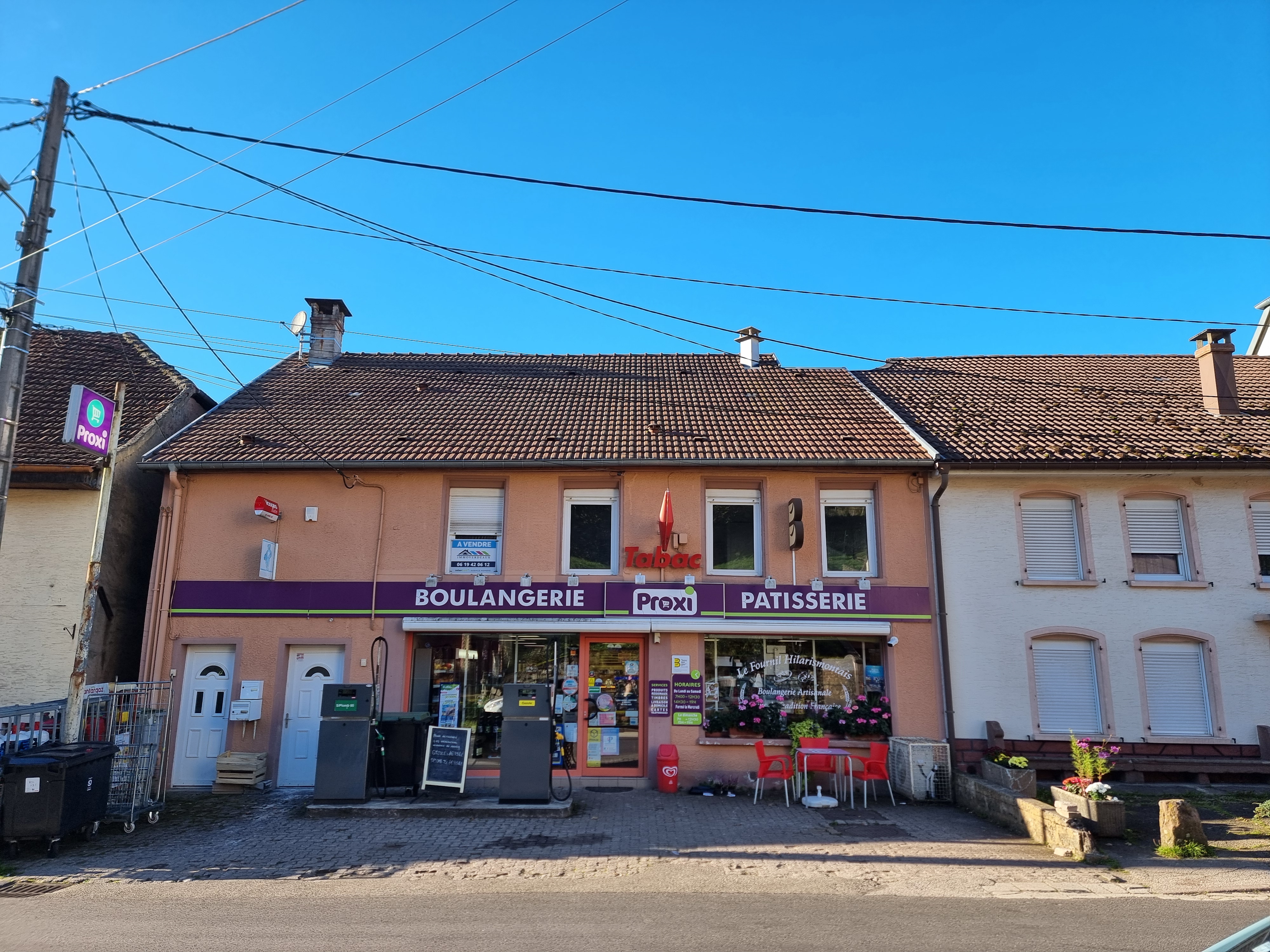 Dans un charmant village vosgien, à proximité du barrage de Pierre-Percée, une boulangerie-pâtisserie, mini-supérette, tabac et station-service, exploitée depuis 37 ans, est mise en vente en raison d’un départ à la retraite.

Cette affaire très rentable offre encore un potentiel de développement significatif. Idéale pour un·e boulanger·ère et un·e vendeur·euse, elle permettrait à une équipe motivée de perpétuer la tradition tout en explorant de nouvelles opportunités de croissance.