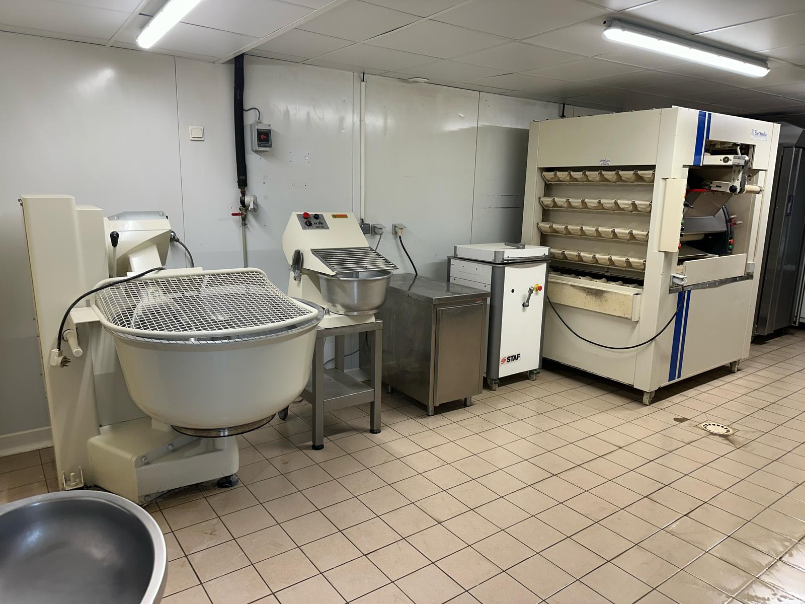 🥖 Boulangerie à reprendre en location-gérance
Commune dynamique de 650 habitants – opportunité à développer

Au cœur d’une commune rurale vivante et accueillante, la municipalité recherche un(e) professionnel(le) motivé(e) pour reprendre la boulangerie du village en location-gérance.

📍 Un commerce essentiel avec un fort potentiel
La boulangerie constitue un point de vie central pour les habitants. Elle bénéficie d’une clientèle locale fidèle, mais présente encore un réel potentiel de développement (gamme, horaires, offre snacking, tournées, dépôt dans communes voisines, etc.).

🏡 Un cadre de vie attractif
Commune d’environ 650 habitants (Bassin d’environ 1200 habitants)
Environnement calme et agréable
Forte attente et soutien de la population et de la municipalité
Qualité de vie idéale pour un projet familial

💼 Conditions de reprise
Location-gérance
Loyer : 800 € HT / mois (Fonds de commerce et logement inclus)
Logement sur place (fortement recommandé pour l’activité)
👩‍🍳👨‍🍳 Profil recherché
Couple ou professionnel prêt à s’investir durablement
Motivation, sens du service et envie de développer l’activité
Esprit d’initiative pour dynamiser le commerce
🚀 Une opportunité à saisir

Ce projet s’adresse à des personnes souhaitant s’ancrer dans un territoire, créer du lien et faire évoluer un commerce à fort potentiel, avec l’appui d’une commune engagée