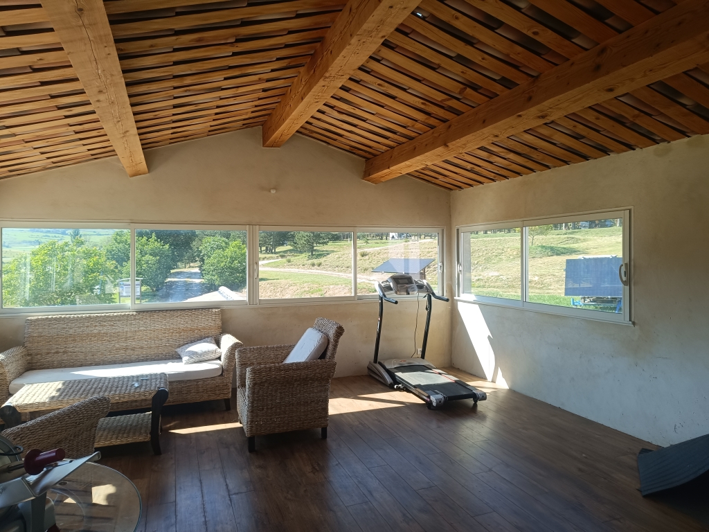 Vous rêvez de changer de vie ? Ce bien est fait pour vous !
Situé au cœur du berceau des Baronnies Provençales, dans un environnement naturel idyllique, ce commerce Alimentation - Bar - Snack vous offre une opportunité rare d’allier activité professionnelle et qualité de vie.
📍 Site prisé des parapentistes – Cadre naturel exceptionnel
✨ Le lieu :
Jouxtant une aire naturelle à la ferme (non incluse dans la vente), le site est un point de passage incontournable des parapentistes et amateurs de nature. La saison estivale y est dynamique et l’hiver, plus doux, permet un rythme de vie équilibré.
🍽️ Le commerce :
D’une surface d’environ 100 m², incluant une arrière-boutique et une terrasse de 40 m² (non couverte), il est partiellement aménagé et comprend tout le matériel nécessaire à l’activité de restauration. Une belle base pour relancer une activité conviviale et attractive. La Licence IV n'est pas attachée au site pour le moment.
🏡 Le logement :
Sur place, vous disposez d’un espace d’habitation indépendant, idéal pour un couple ou une famille :
*2 chambres de 12 m²
*Salle d’eau + WC indépendant
*Deux grandes pièces détente d’environ 35 m², dont une avec une vue imprenable à 280° sur le Fort des Baronnies
Équipements de confort modernes : géothermie, chauffe-eau solaire, centrale d’aspiration
📦 Un plus :
Un studio indépendant d’environ 45 m², à aménager, vous permettra de développer une activité de location saisonnière.
💶 Ce bien vous est proposé au prix de 430 000 €.
💡 Un cadre de vie et de travail unique, entre nature et convivialité, idéal pour un projet de reconversion ou une installation en couple dans une région ensoleillée et touristique.

📞 N’hésitez pas à me contacter pour de plus amples renseignements ou pour visiter le bien.