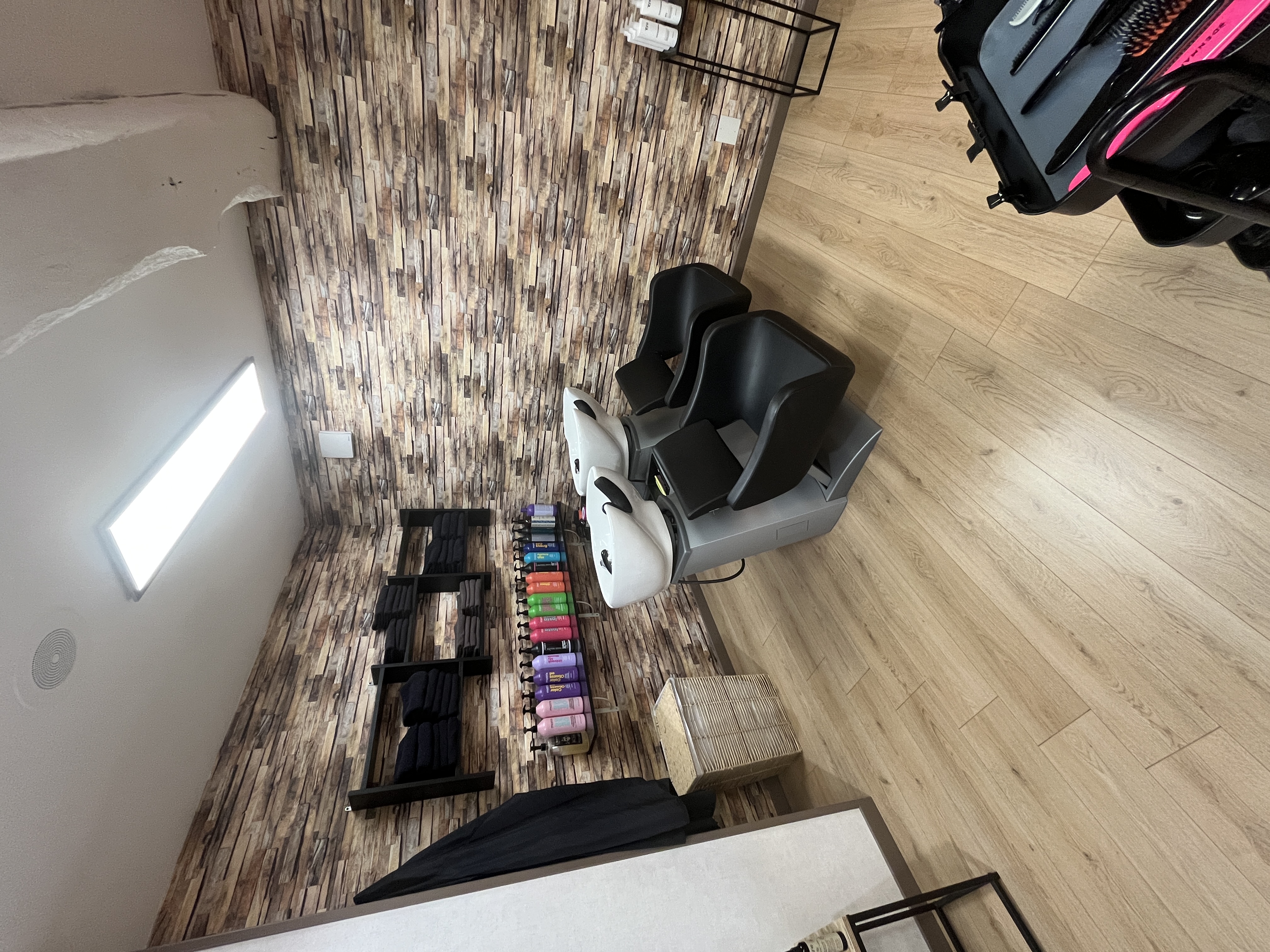 Fond de commerce salon de coiffure à vendre pour cause de déménagement 
Salon prêt à l’emploi, refait à neuf il y a 2 ans et demi, dans une ambiance chaleureuse. 
Aucuns travaux à prévoir.

* Clientèle très fidèle et régulière
* Planning complet sur minimum 3 semaines
* Pas de concurrence directe, seul salon dans la commune

𝓛𝓸𝓬𝓪𝓵𝓲𝓼𝓪𝓽𝓲𝓸𝓷:
*  Requeil (72510)
* Centre bourg avec un parking en face du salon  pour faciliter le stationnement des clients.

- 𝓔𝓺𝓾𝓲𝓹𝓮𝓶𝓮𝓷𝓽𝓼:
* Réserve rénovée il y a 1 an et demi 
* Fauteuils changés il y a 2 ans
* Ordinateur + imprimante facture
* Climazon 
* Machine à laver + sèche linge 
* Frigo + micro-onde
 
Pas de salariés (mais possibilités de travailler a 2 dans le salon.)
Très bon potentiel de développement
Clientèle jeune et dynamique 
Prise de RDV en ligne
- 𝓛𝓸𝔂𝓮𝓻 : 327€


📞 𝓒𝓸𝓷𝓽𝓪𝓬𝓽𝓮𝔃-𝓶𝓸𝓲 𝓹𝓸𝓾𝓻 𝓹𝓵𝓾𝓼 𝓭’𝓲𝓷𝓯𝓸𝓻𝓶𝓪𝓽𝓲𝓸𝓷𝓼, 𝓭𝓮 𝓹𝓱𝓸𝓽𝓸𝓼 𝓸𝓾 𝓿𝓲𝓭é𝓸𝓼 𝓼𝓾𝓹𝓹𝓵é𝓶𝓮𝓷𝓽𝓪𝓲𝓻𝓮 𝓸𝓾 𝓹𝓸𝓾𝓻 𝓾𝓷𝓮 𝓿𝓲𝓼𝓲𝓽𝓮.