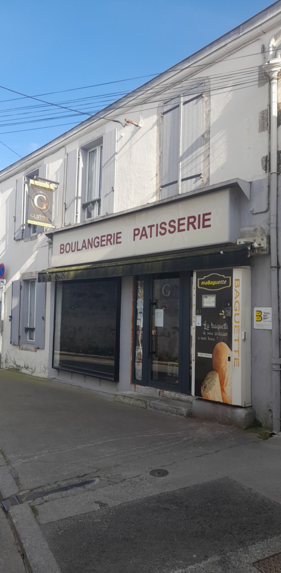 vend boulangerie pâtisserie de quartier , a trois km du pont de l'ile de ré et 4km du centre de la Rochelle, avec logement 5 chambres , salle à manger , cuisine ,matériel en bonne état , et entretenu , magasin rénover il y a 4 ans , four bi énergie 3 étages gaz et un électrique , chiffre d'affaire 296000 euros.