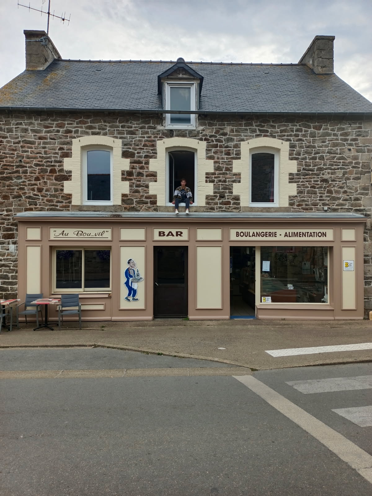 Boulangerie, bar épicerie