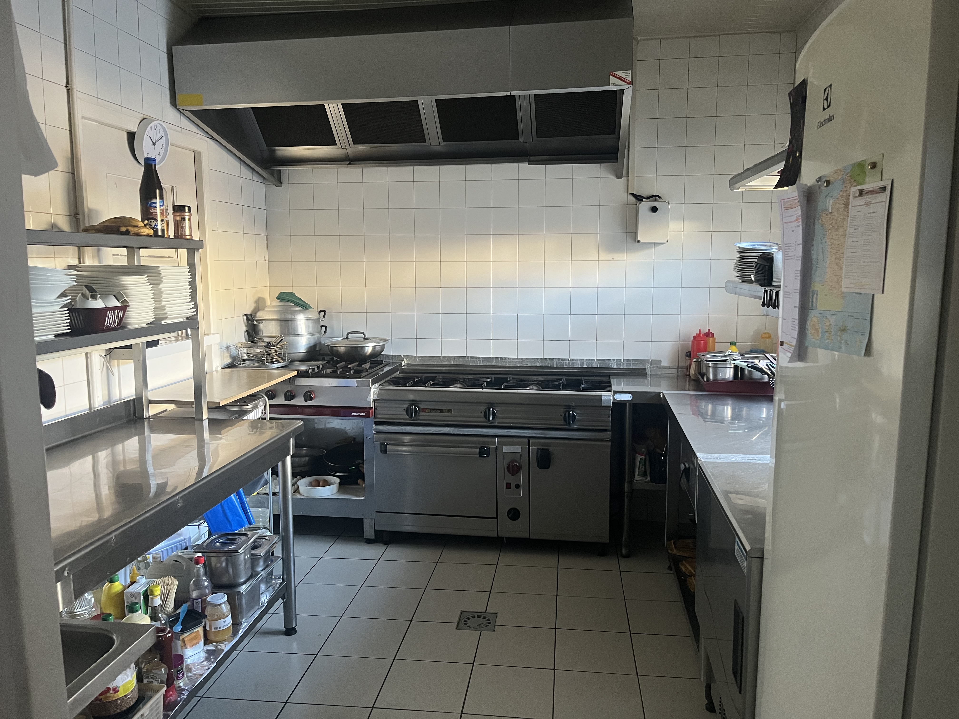 Vente fond de commerce 
restaurant traditionnel asiatique avec une façade de 6 mètres linéaires,   bénéficie d'une bonne visibilité.la salle climatisée de 44 m² permet d'accueillir 35 couverts,
laboratoire cuisine de 15m² un établissement prêt a l'exploitation.
Paray le monial, située en Saône-et-Loire, elle doit sa renommée a sa basilique su 
sacré-cœur, joyau de l'art roman clunisien, qui attire chaque année des milliers de pèlerins et des visiteur  du monde entier.
située à proximité de villes comme Macon , Chalon-sur-Saône et Roanne.
Paray le monial est bien desservie par des axes routiers et ferroviaire.